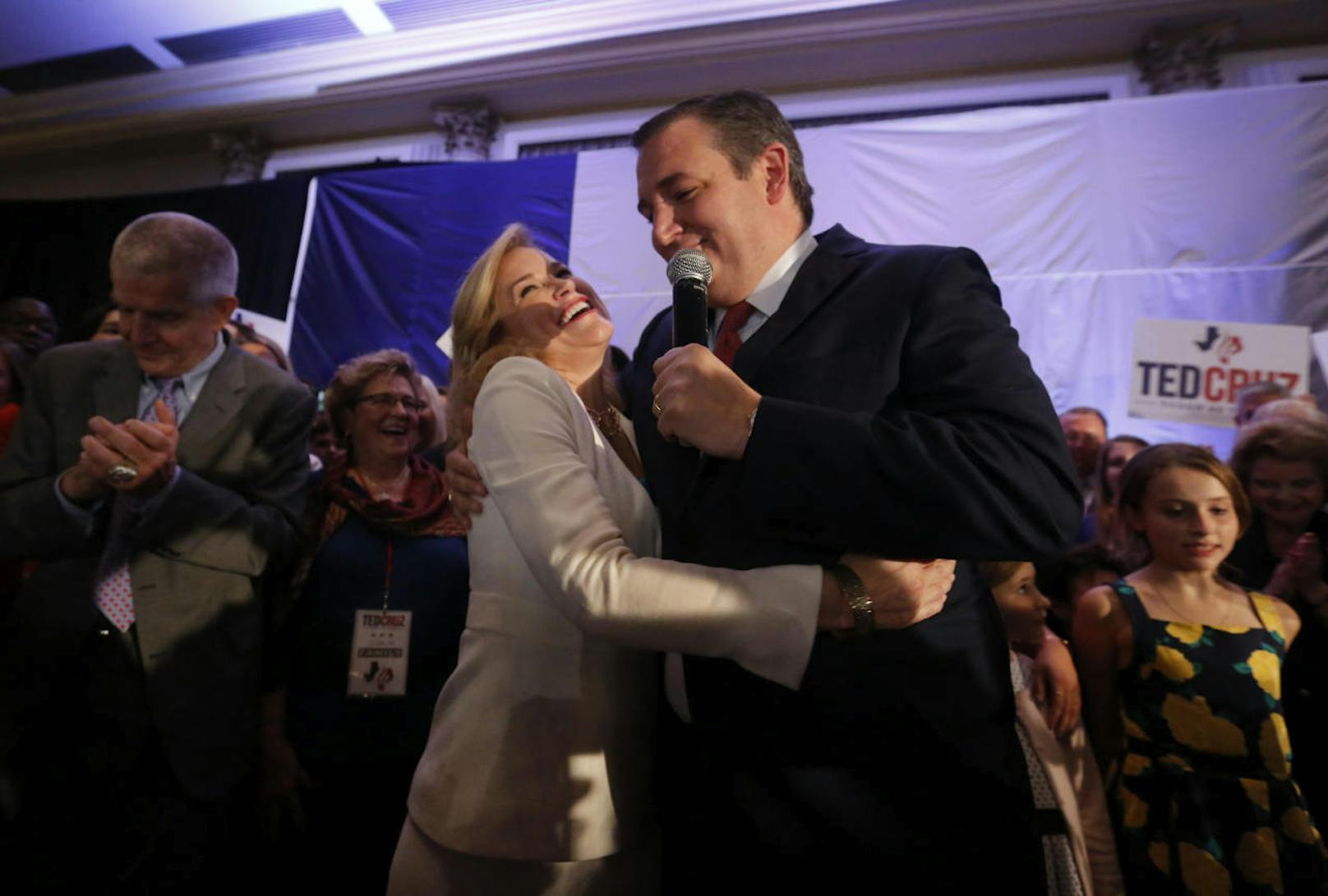 Der republikanische Senator Ted Cruz mit seiner Frau Heidi auf einer Wahlparty. Cruz setzte sich gegen seinen demokratischen Herausforderer Beto O'Rouke durch.