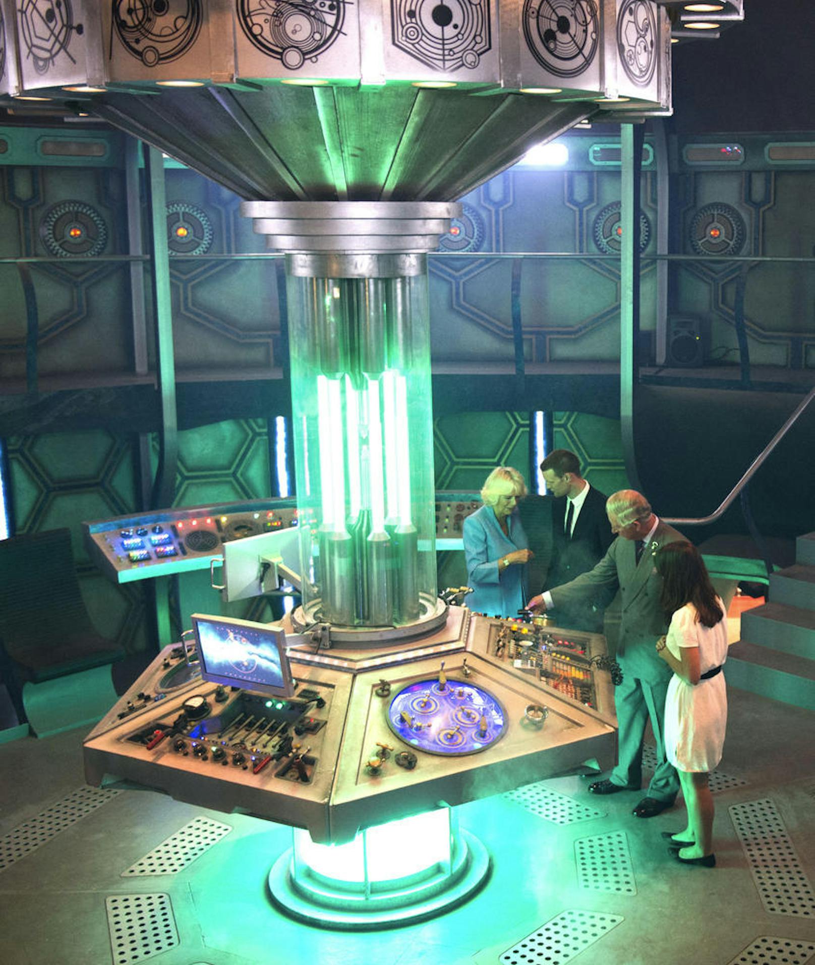 Die "Tardis", Doctor Whos legendäre Zeitmaschine, wird hier gerade von Prinz Charles and Camilla bestaunt. Daneben: Jenna Coleman und Matt Smith, der zu dieser Zeit den "Doktor" verkörperte.