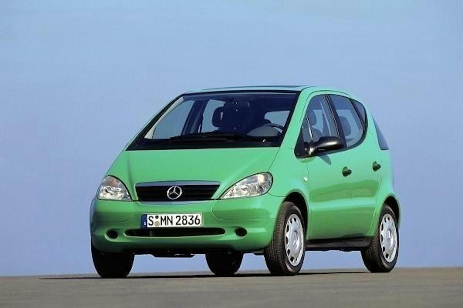 Die Mercedes-Benz A-Klasse durfte noch farbig sein - hier in Oasengrün.