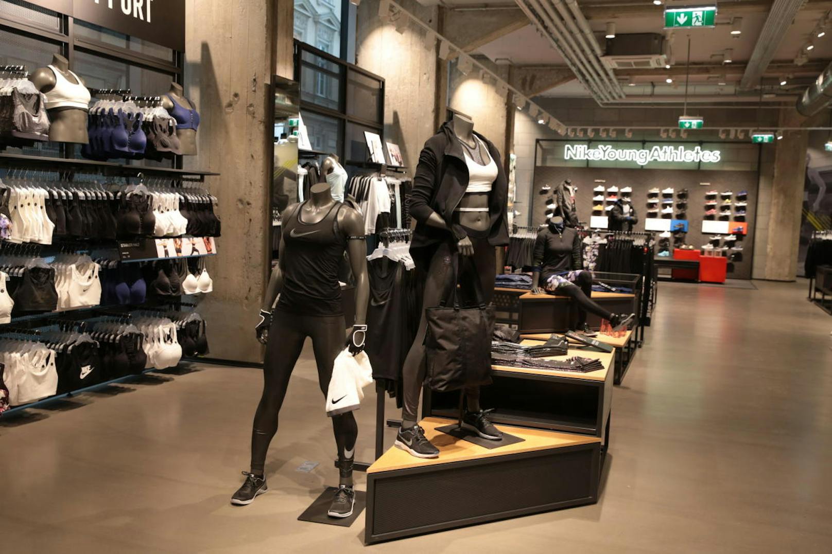 Auf zwei Stockwerken wird Mode und Sportswear präsentiert.