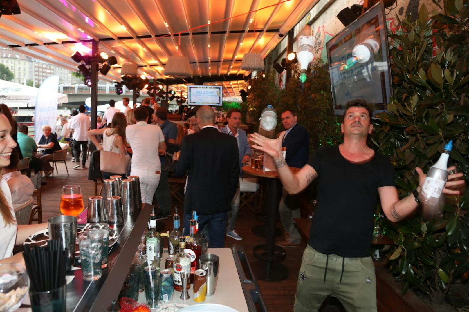 Die Barkeeper sorgen nicht nur für coole Drinks, sondern auch für eine heiße Mix-Show