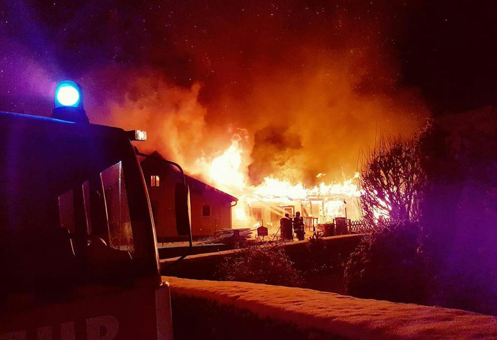 Die Scheune brannte völlig nieder, auch das Wohnhaus war betroffen.