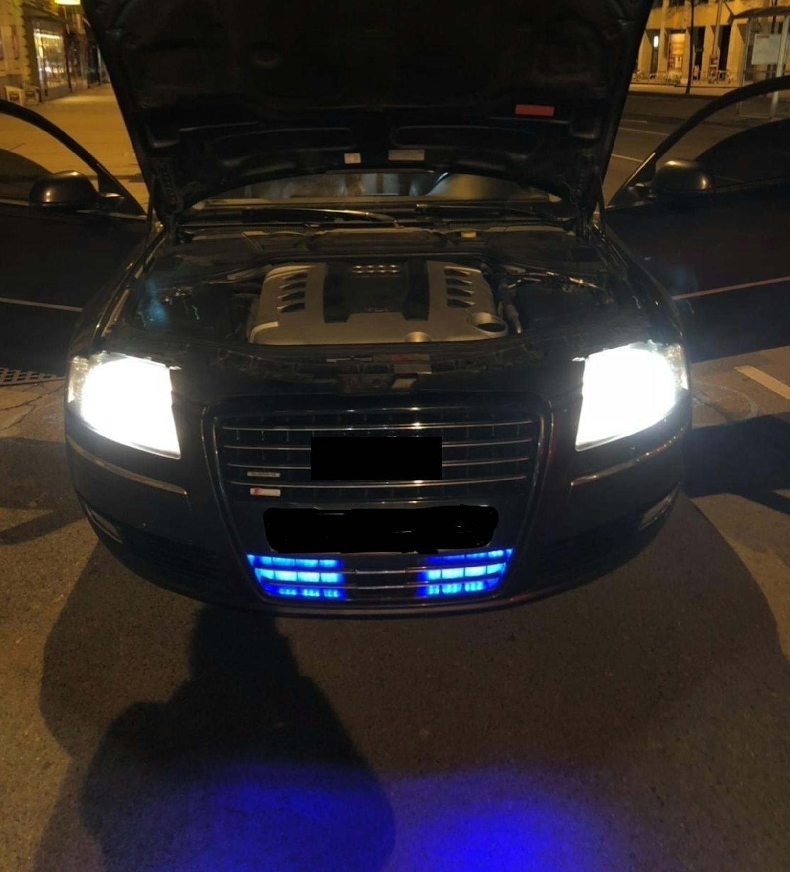 Hinter dem Kühlergrill des Fahrzeuges fand sich das illegale Blaulicht.