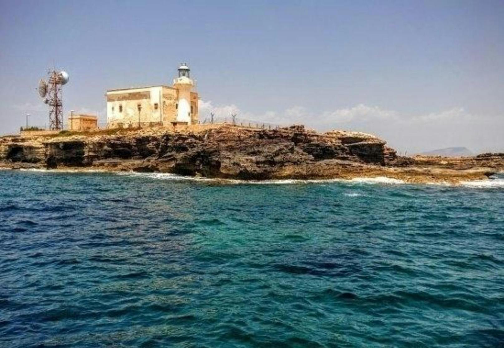 <b>Il Faro di Punta Marsala</b>
Im Tyrrhenischen Meer, auf der Insel Favignana bei Sizilien, steht dieser zweistöckige Leuchtturm. Er kommt mit 2438 Quadratmetern Land und diversen Bewilligungen.