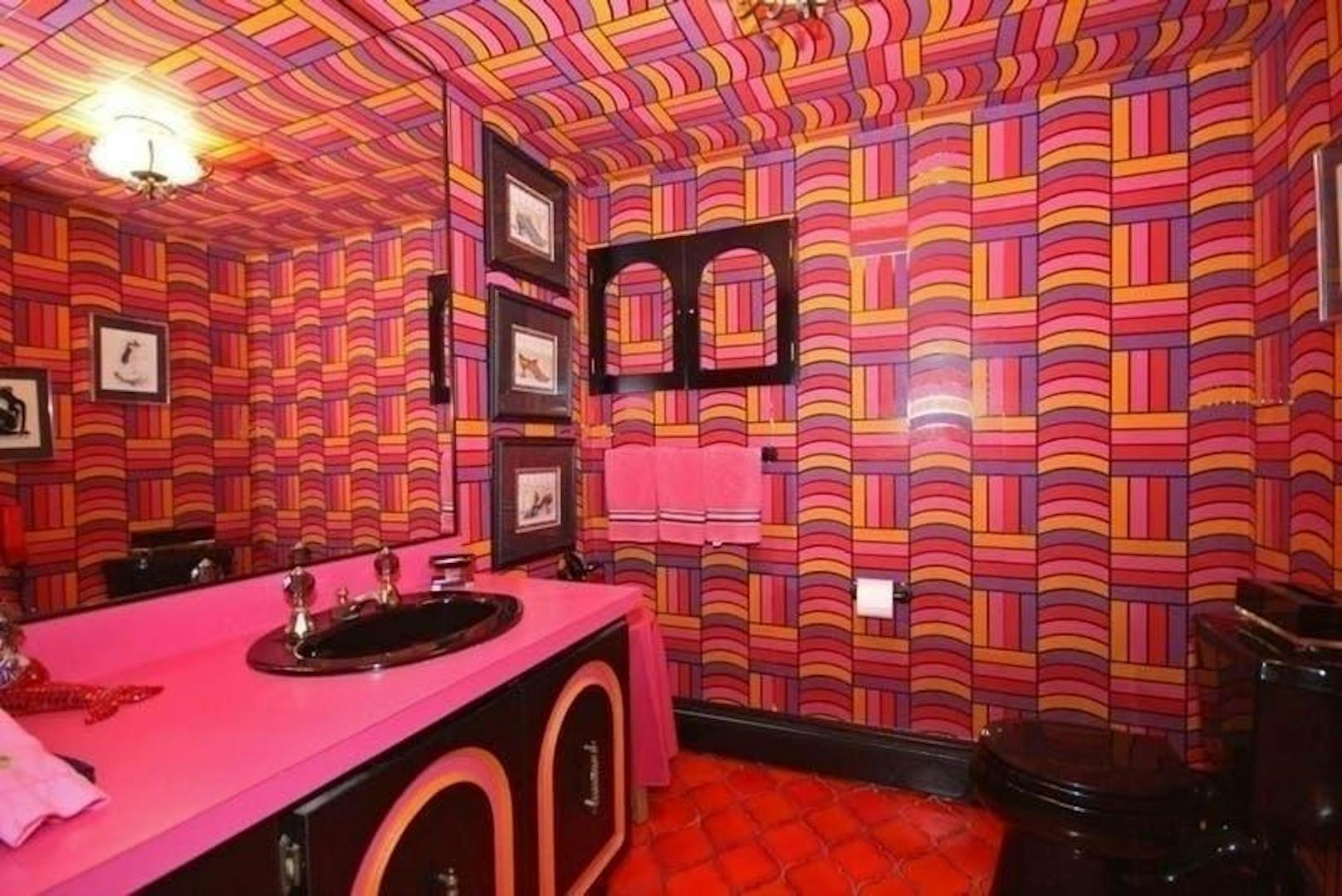 Der Erbauer des Hauses, der es Anfang der Siebziger ganz nach seinem Geschmack einrichtete, hatte offensichtlich keine Angst vor Farben und Mustern. Dieses Badezimmer ist wohl nicht für jedermann.