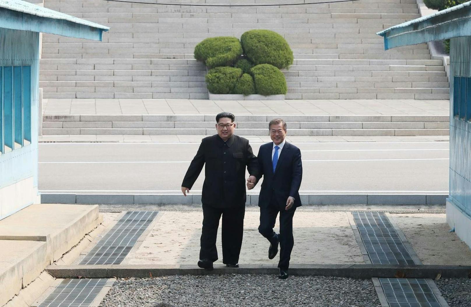 In einem historischen Augenblick haben sich erstmals die Regierungschefs von Nordkorea und Südkorea zum persönlichen Gipfelgespräch getroffen. Dabei betrat Kim Jong-un (l.) als erster nordkoreanischer Machthaber südkoreanischen Boden, Hand in Hand mit Südkoreaas Präsident Moon Jae-in