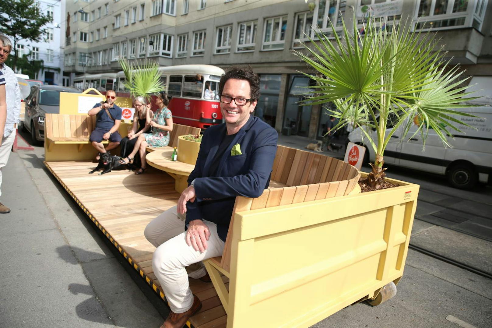 Begeistert von der Idee zeigte sich auch der Neubauer Bezirksvorsteher Markus Reiter (Grüne), der neuen mobilen Schanigarten als "Juwel im Bezirk" bezeichnet.