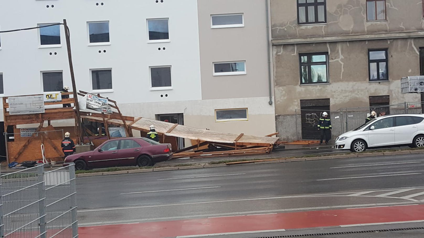 In der Triester Straße, 10 Bezirk, hielt eine Bauüberdachung dem Sturm nicht mehr Stand und klappte in sich zusammen.
