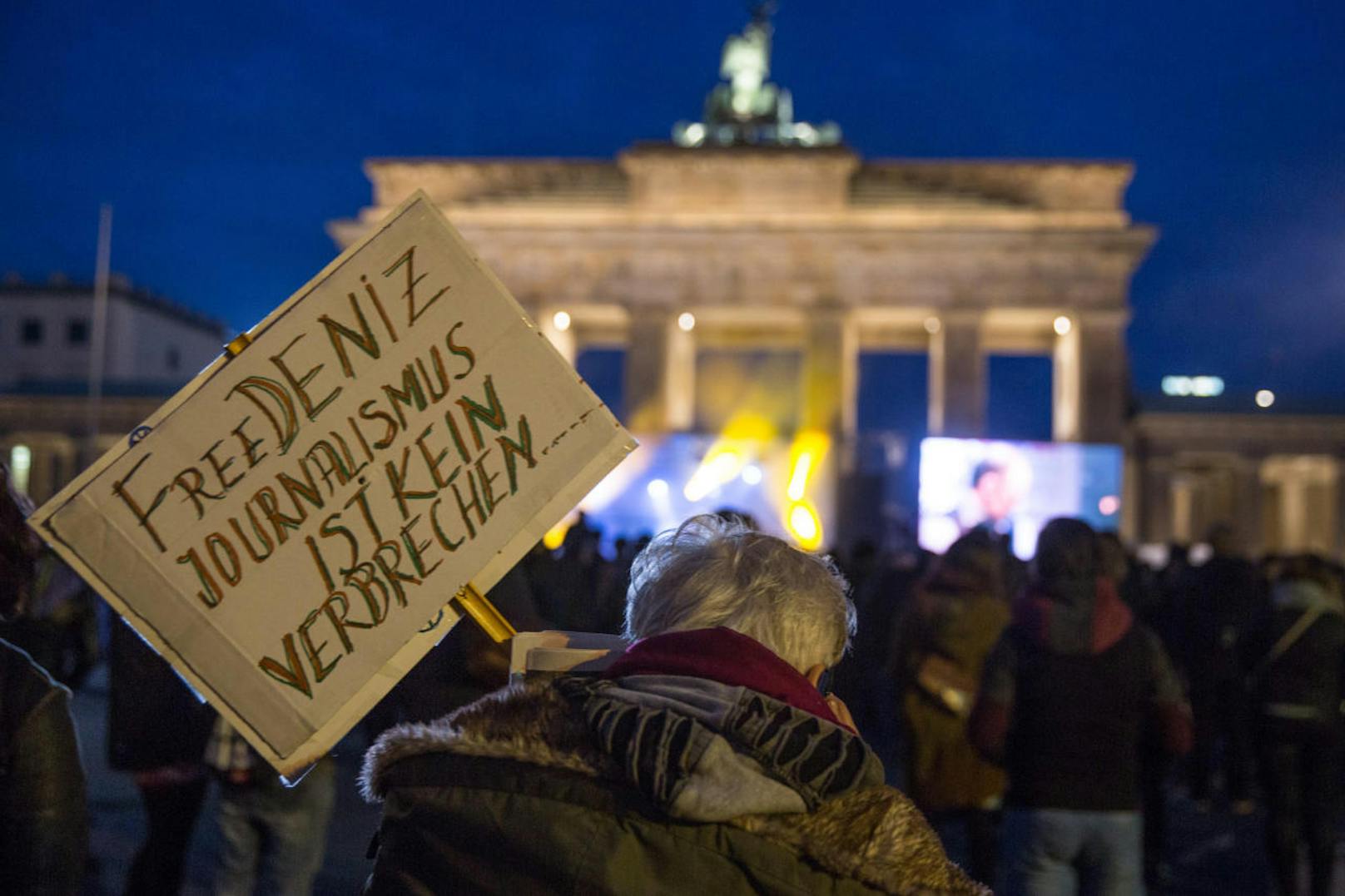 Kundgebung und Konzerte vor dem Brandenburger Tor in Berlin für die Freilassung der in der Türkei inhaftierten Journalisten. Der am Tag der Pressefreiheit stattfindende Protest stand unter dem Motto "Auf die Presse" (3. Mai 2017)..