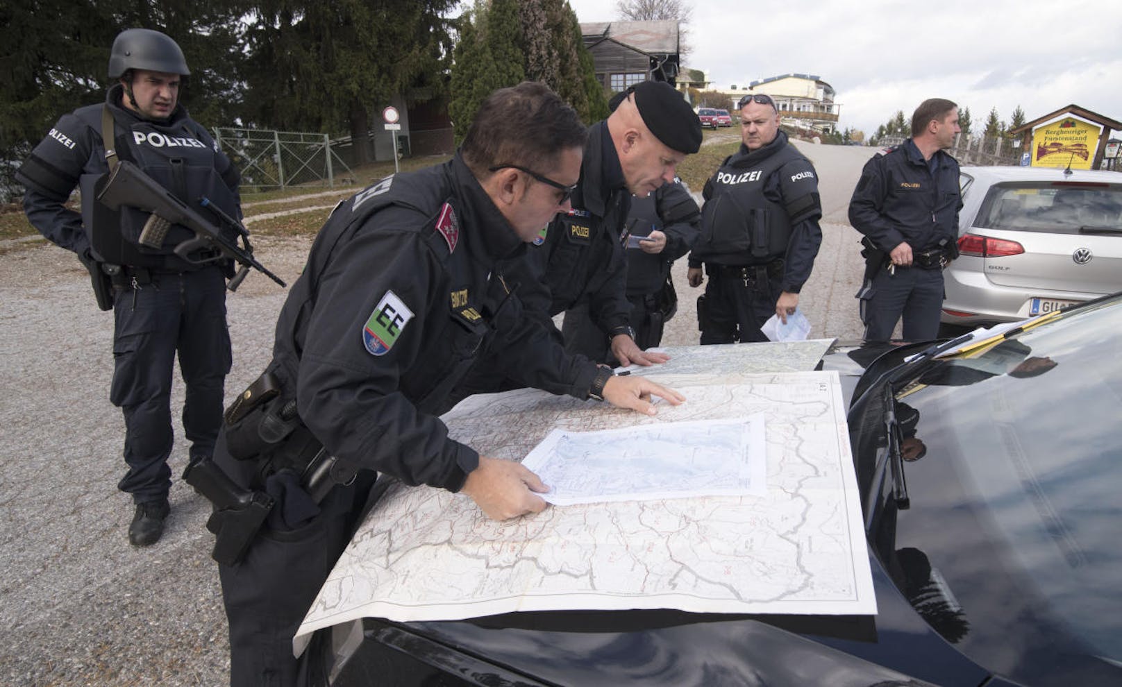 Die Suche der Polizei nach dem Steirer: Am Freitag (3. November) durchkämmten schwerbewaffnete Polizeieinheiten die Gegend um Thal bei Graz.