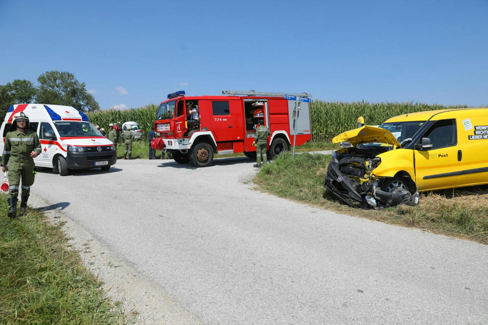 Crash zwischen einem Postauto und einem Pkw in Wartberg an der Krems (Bez. Kirchdorf/K). Der Pkw wurde in ein Maisfeld geschleudert, kam dort zum Stehen. Mehrere verletzte wurden von der Rettung ins Krankenhaus gebracht. Die Feuerwehr war für Aufräumarbeiten an der Unfallstelle.
