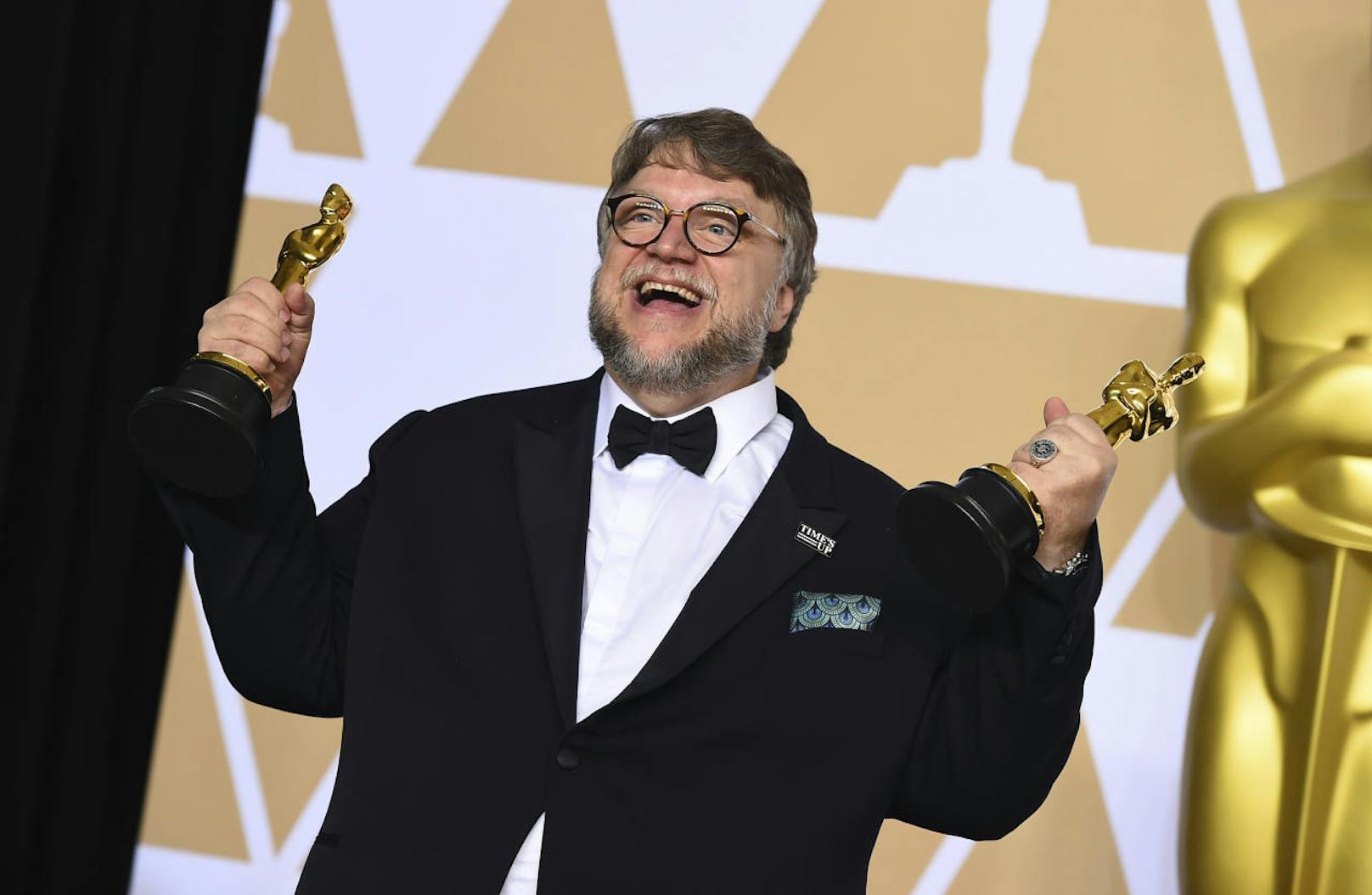 Guillermo del Toro mit seinen Oscars (bester Film, beste Regie) für ...
