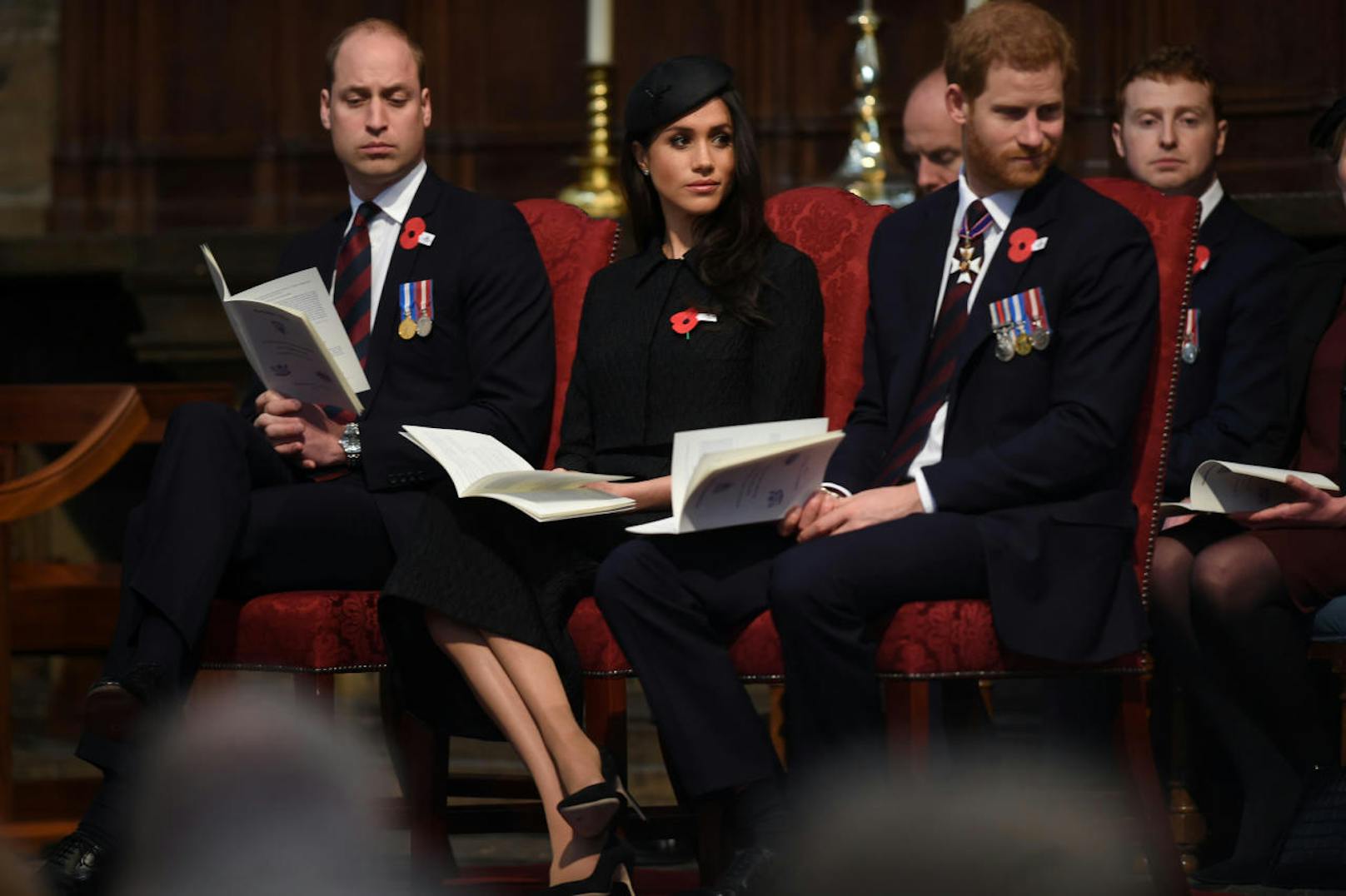 Prinz William, Meghan Markle und Prinz Harry bei einem der ersten gemeinsamen offiziellen Auftritte - beim Gedenken an die Gefallenen im Krieg. Harry und William tragen ihre Orden, alle drei eine rote Mohnblume, die an die Opfer erinnert.