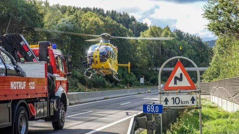 Die Feuerwehr kümmerte sich um das Wrack.