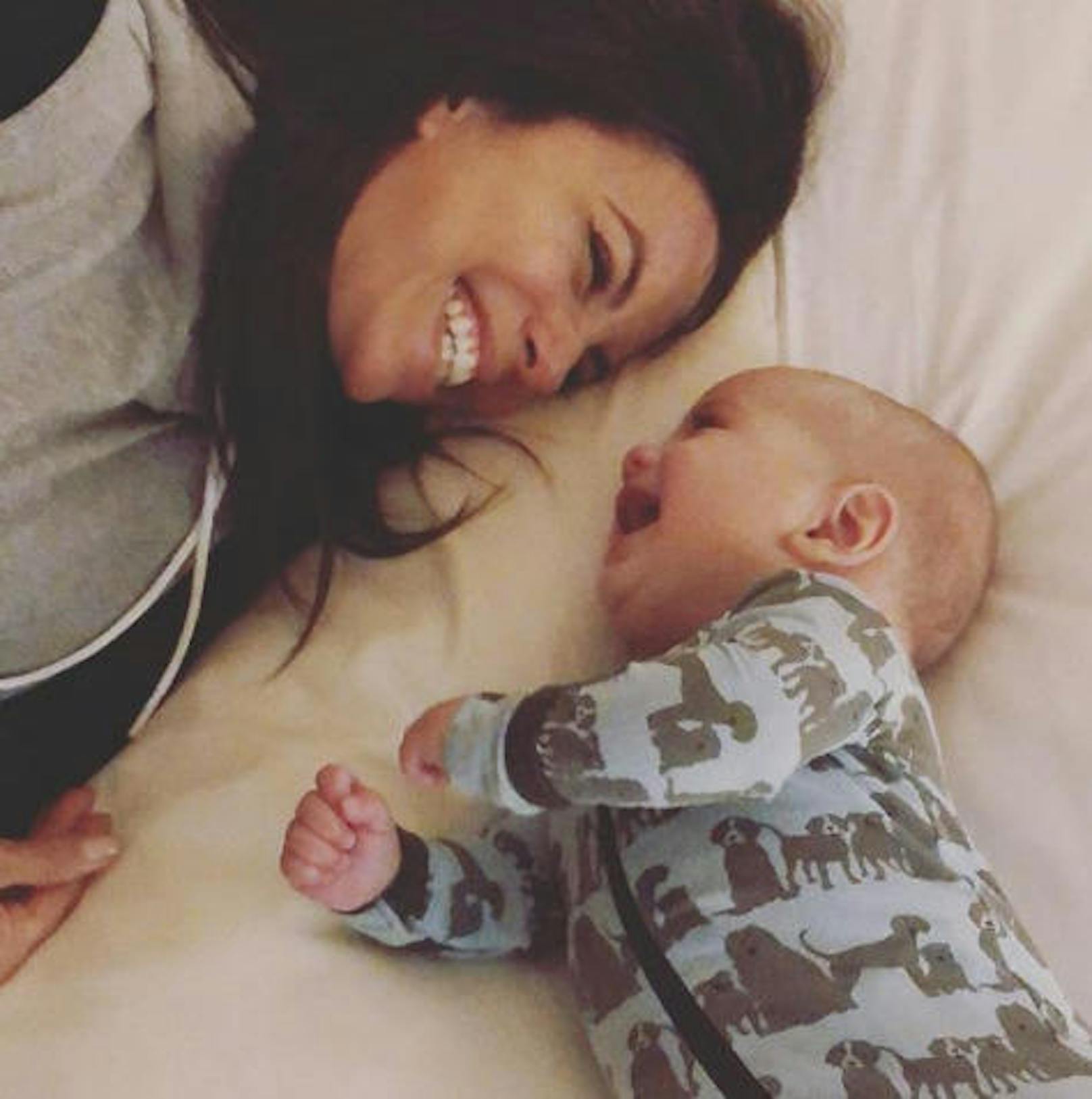 20.12.2018: Eva Longoria feiert auf Instagram, dass ihr kleiner Sohn Santiago ein halbes Jahr alt wird. 