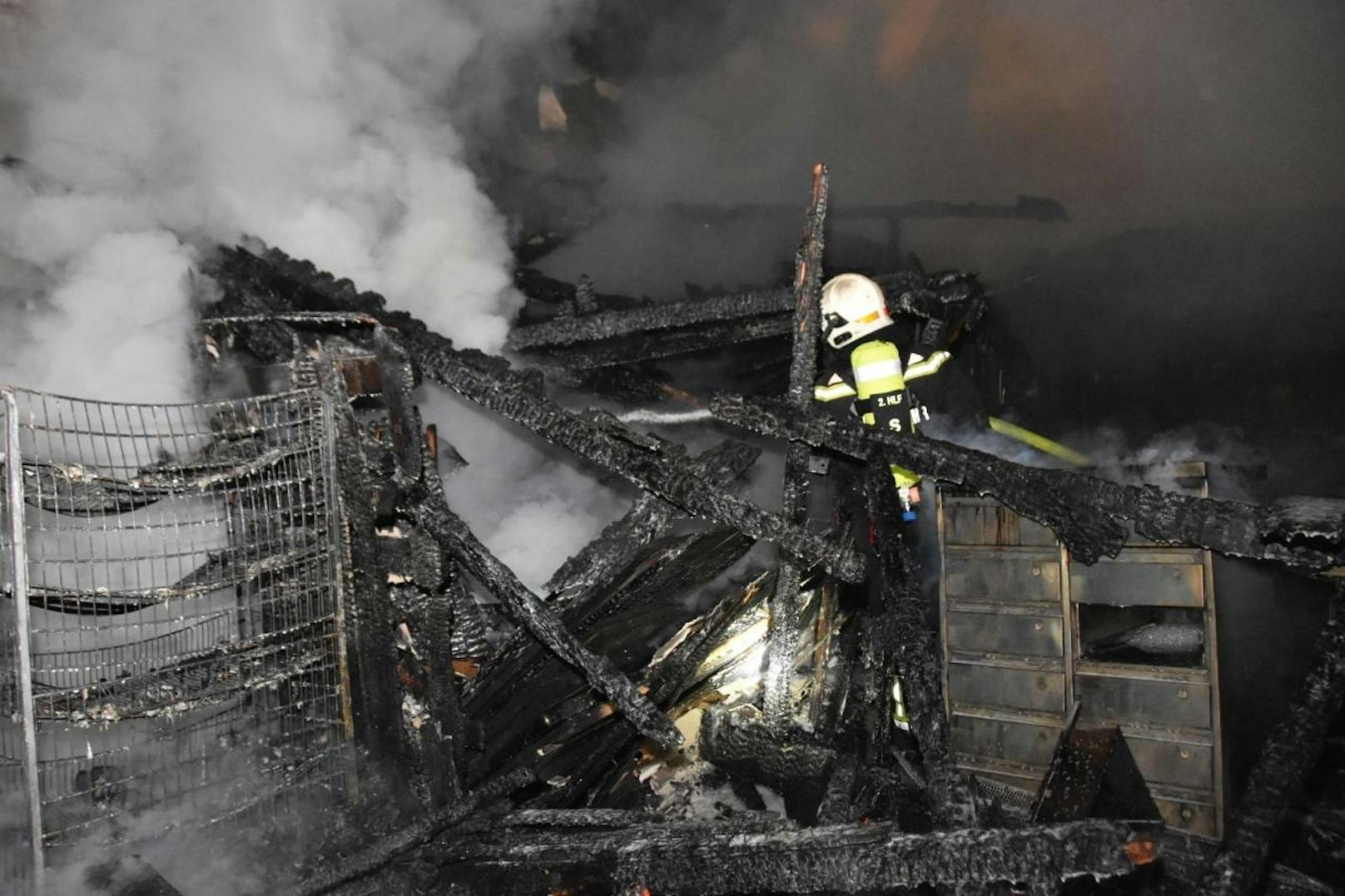 Ein leerstehendes Gasthaus ging beim Zentralfriedhof in Flammen auf und wurde völlig zerstört.