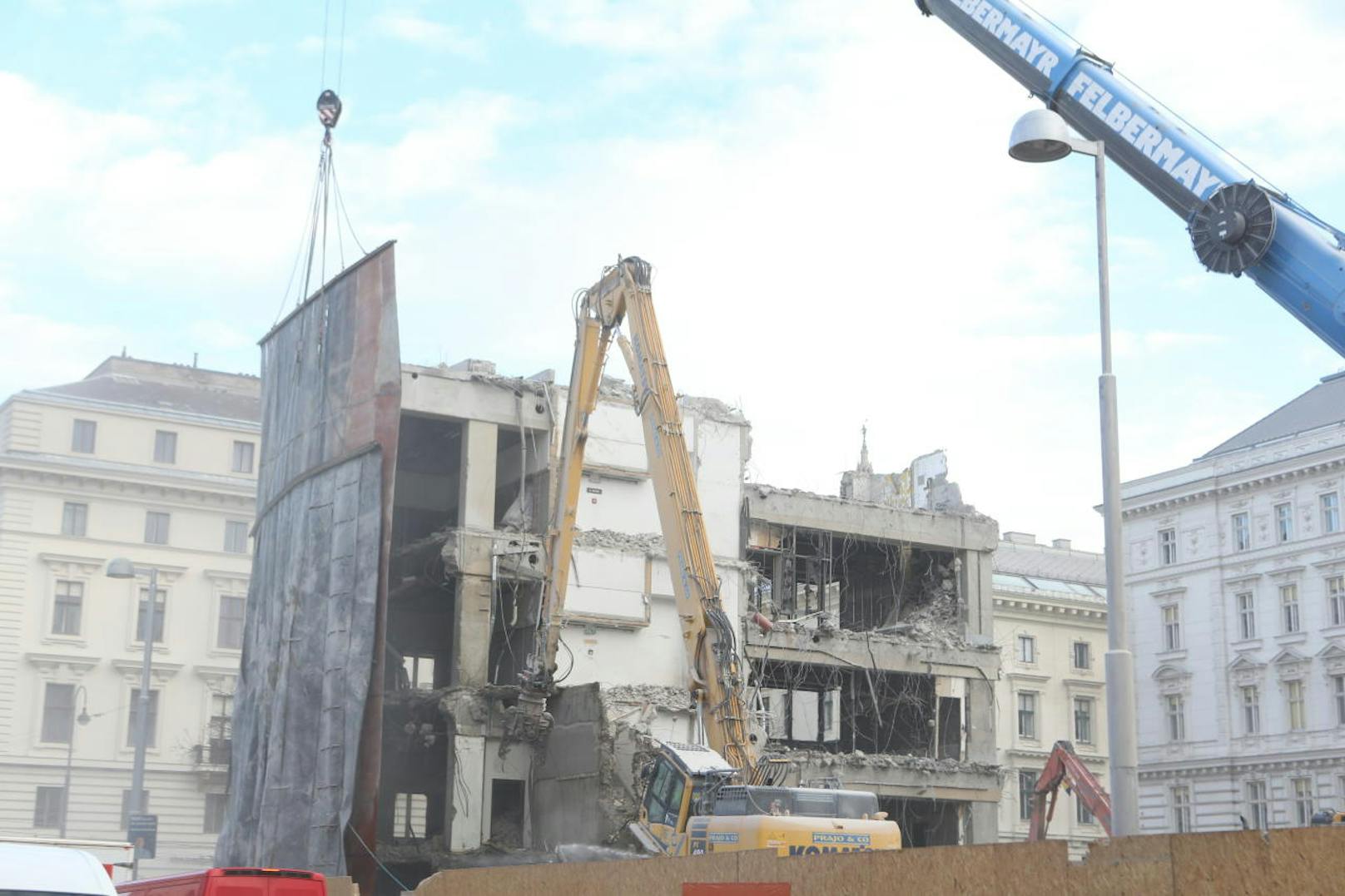 Der "Glaspalast" von Harry Glück in der Wiener Innenstadt wird abgerissen. Bald steht von dem einstigen Rechenzentrum der Stadt Wien nichts mehr.
