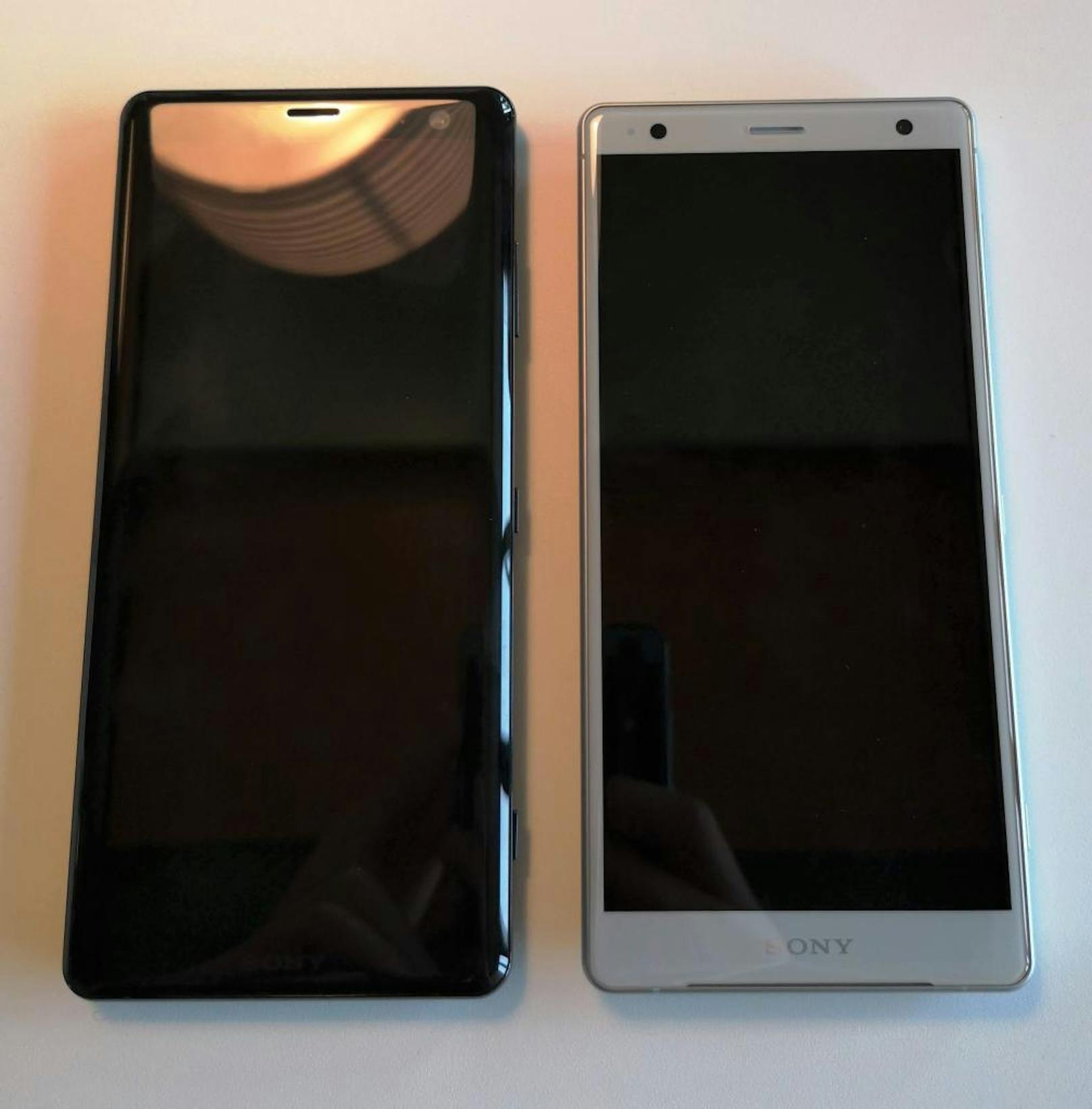 Der Vergleich: Das Xperia XZ3 links, der Vorgänger XZ2 rechts.