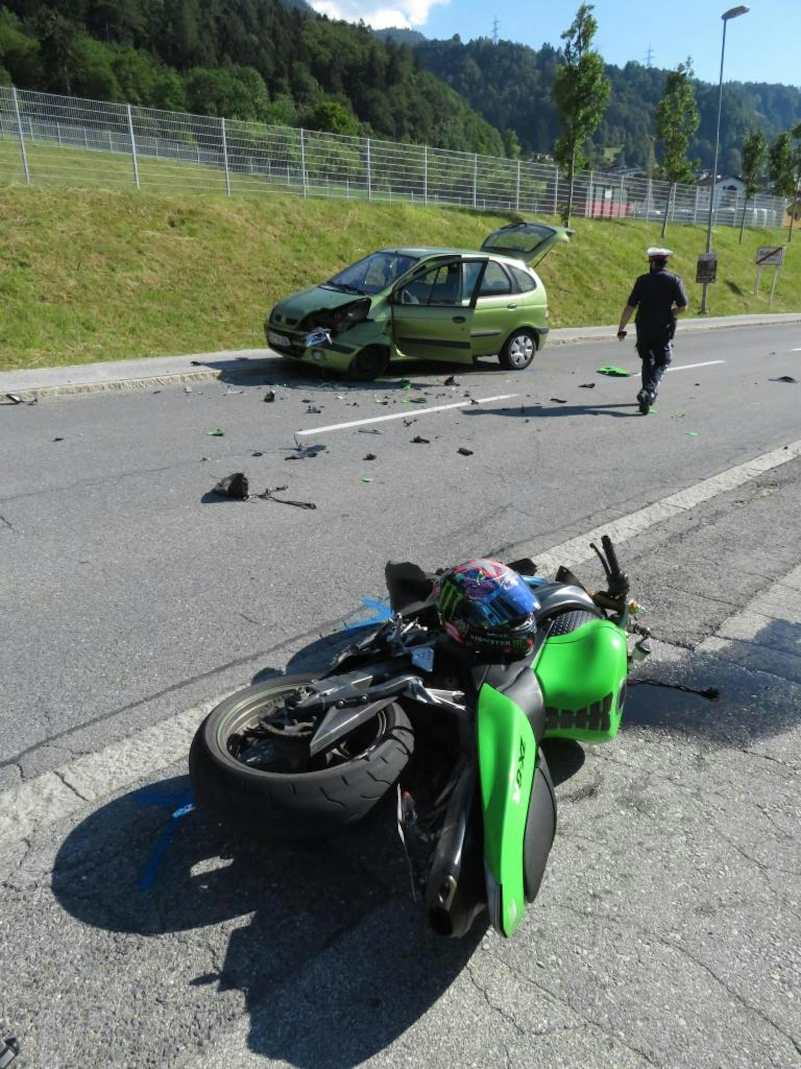 Dort stieß der Biker frontal mit dem entgegenkommenden Wagen eines 50-jährigen Österreichers zusammen.