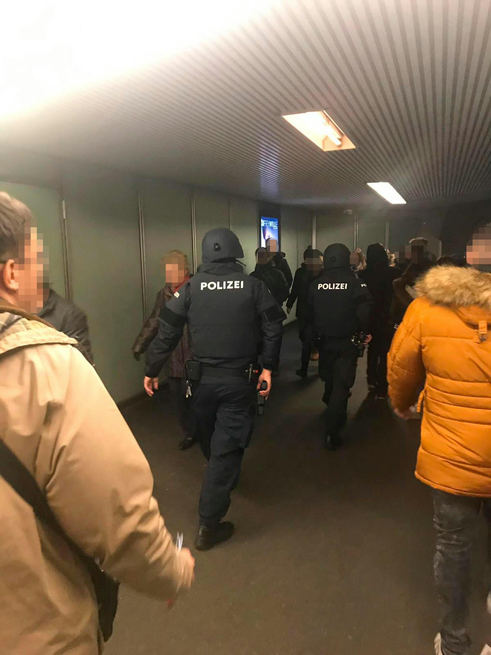 Auch die U-Bahn-Station Karlsplatz wurde auf der Suche nach dem flüchtigen Bankräuber von der Wiener Polizei durchkämmt.