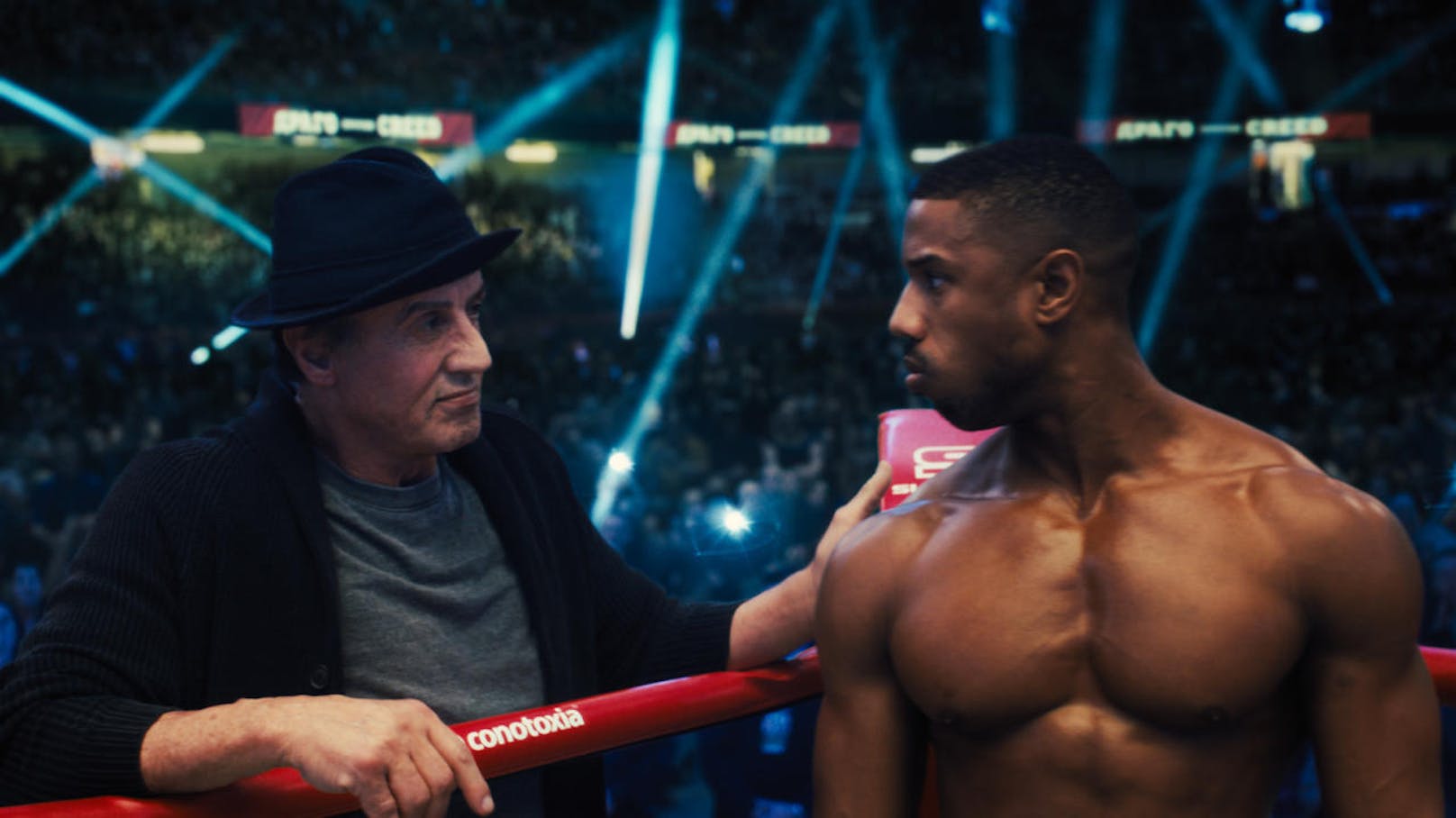 Rocky Balboa (Sylvester Stallone, li.) steht bei Adonis Creed (Michael B. Jordan) in der Ecke - doch erst nach einigen Meinungsverschiedenheiten.