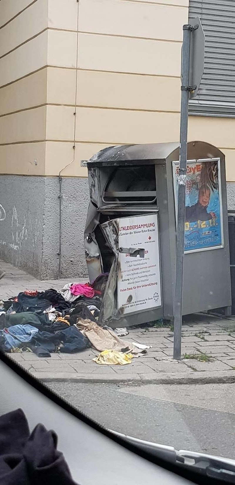 "Heute"-Leser Philip fotografierte in der Messenhausergasse (3. Bezirk)  einen Altkleider-Sammelcontainer des Roten Kreuzes, der offensichtlich gesprengt wurde,