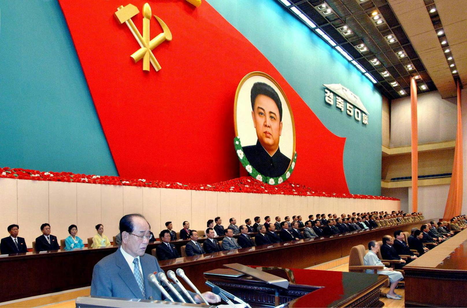 Kim Yong-nam ist der einzige hochrangige Funktionär, gegen den bislang keine UNO-Sanktionen verhängt wurden. Im Bild: Während einer Ansprache zum 50. Jubiläum der Machtergreifung Kim Jong-ils.