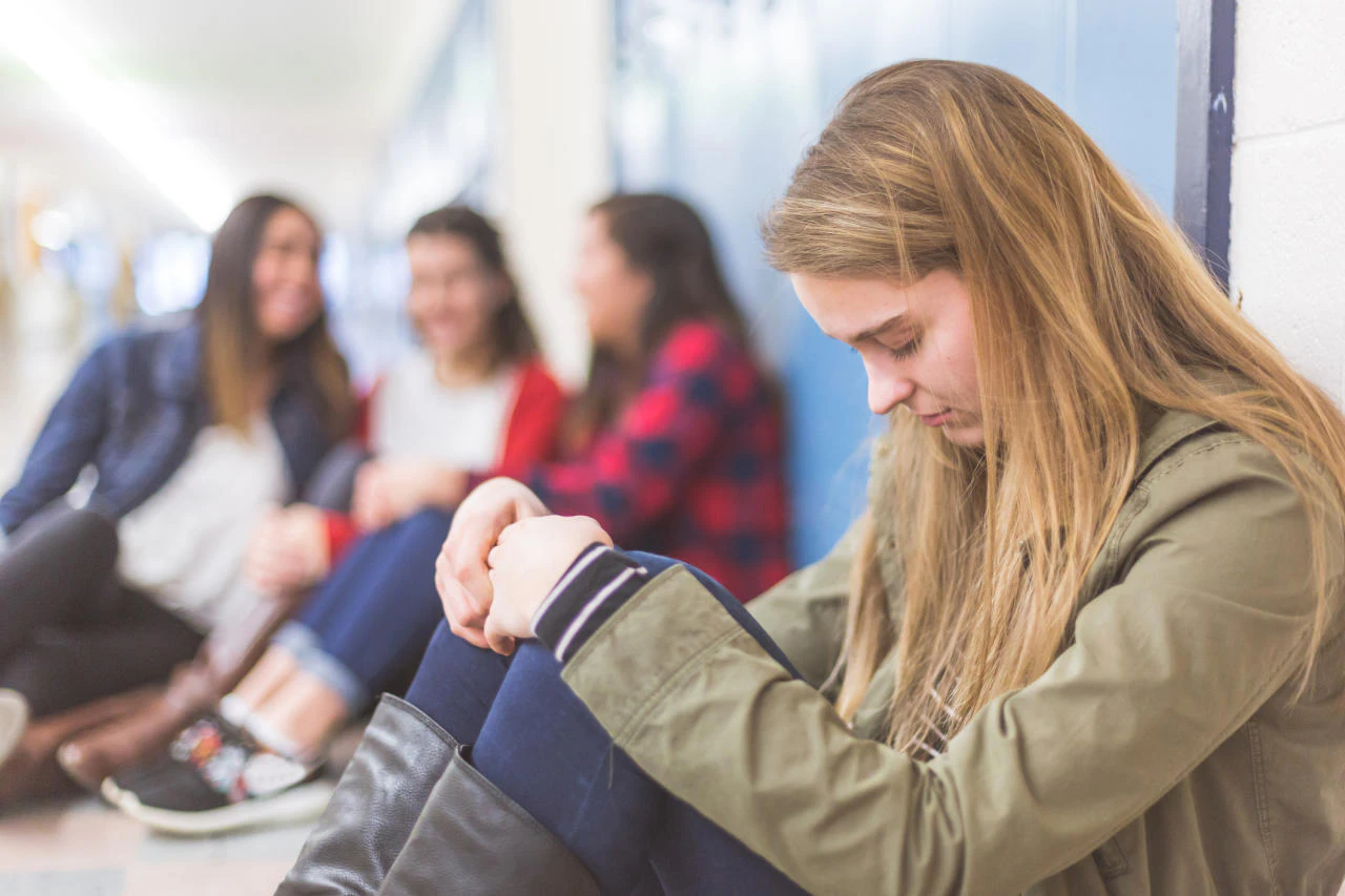 Mädchen wurde gemobbt (Symbol).