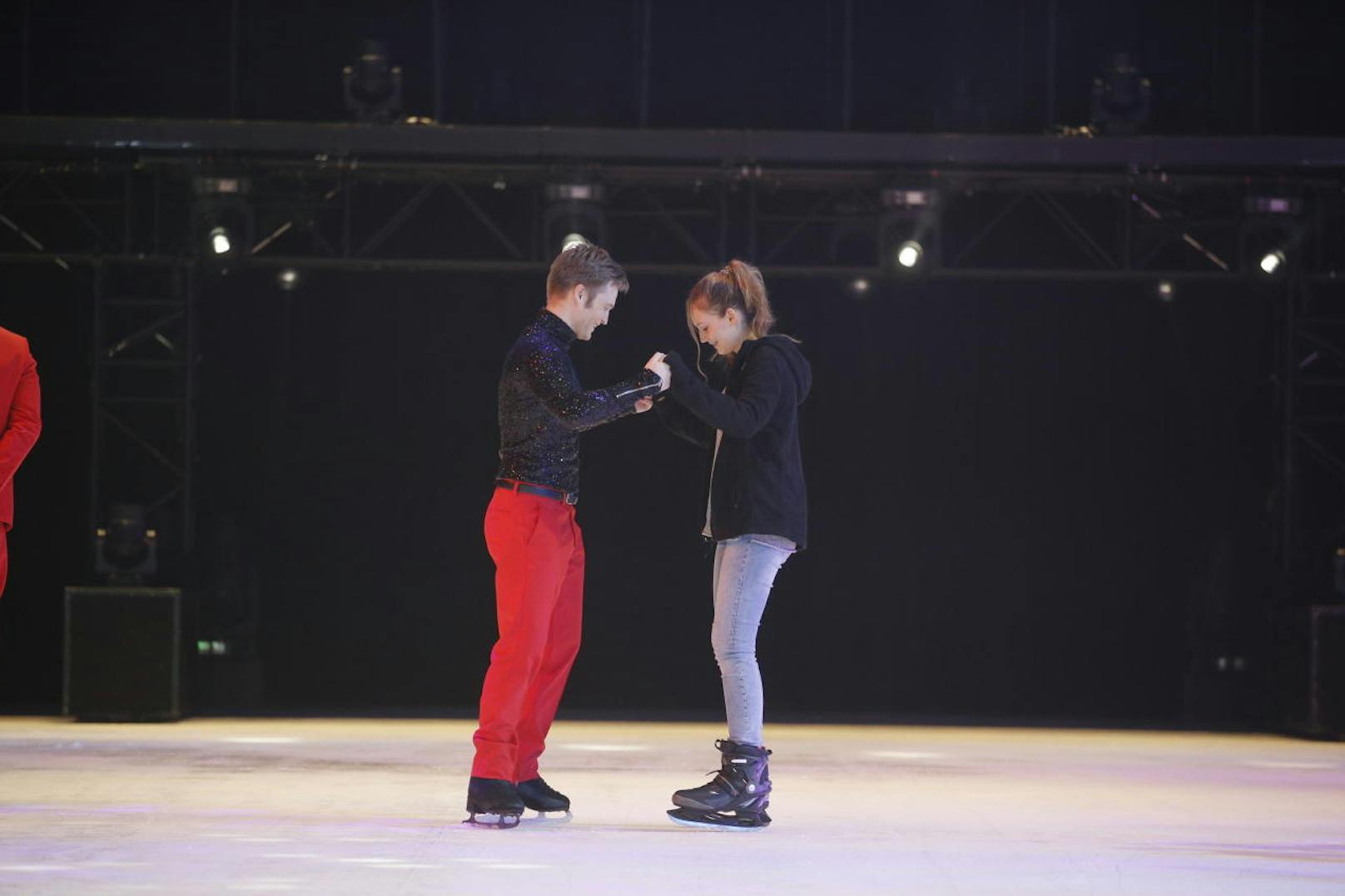 40 glückliche "Meet & Skate"-Gewinner flitzten im Jänner 2018 mit den Showstars von "Holiday on Ice" über die spiegelglatte Bühne in der Stadthalle (Wien-Fünfhaus).