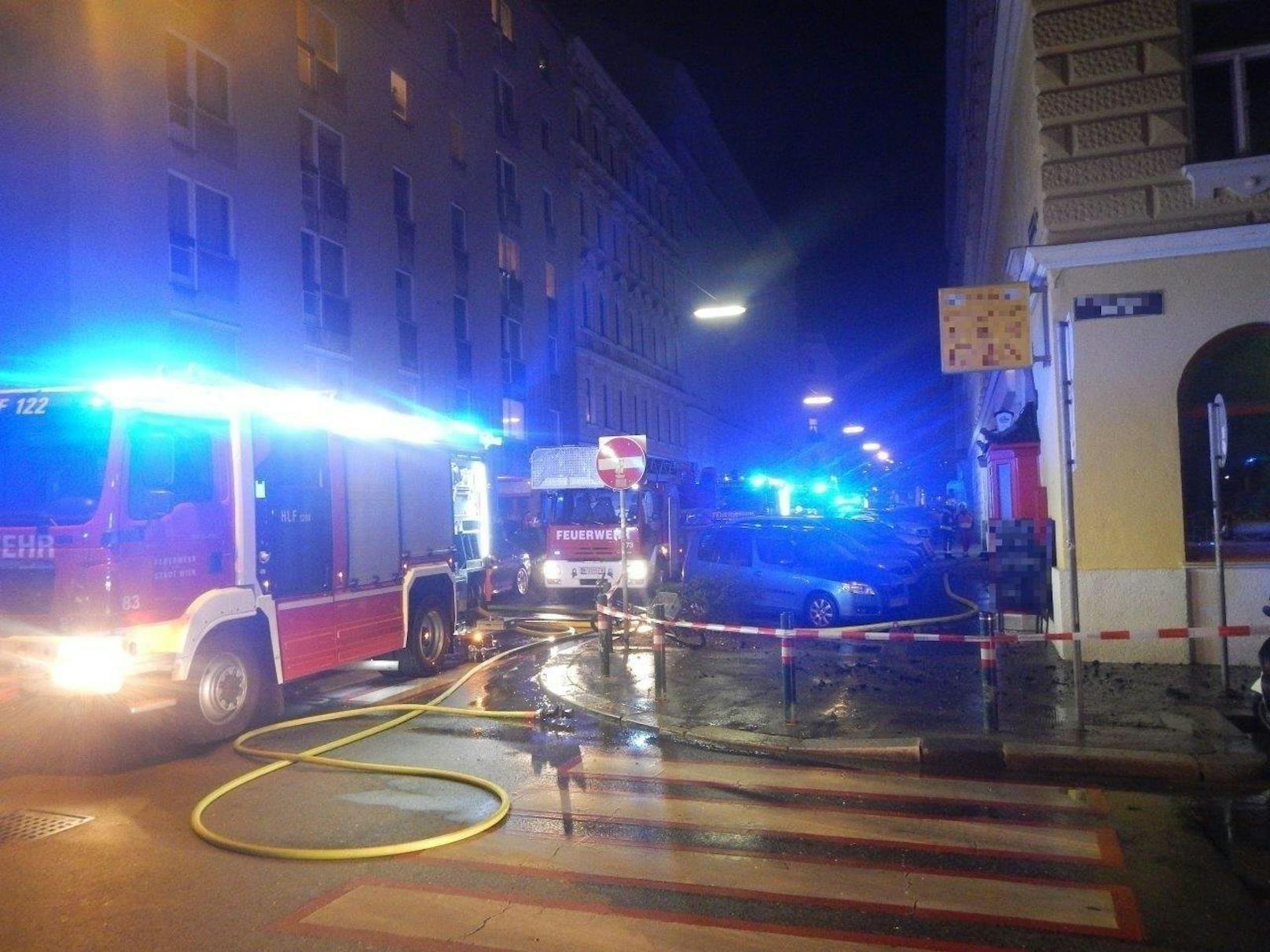 Beim Eintreffen der Berufsfeuerwehr Wien drang bereits dichter Rauch aus der Wohnung.