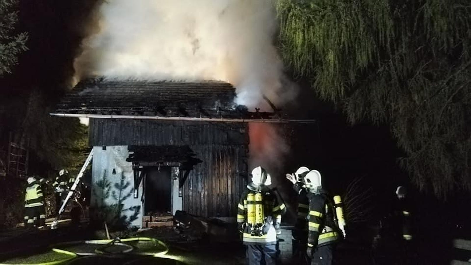 Aus noch unbekannter Ursache ist am Mittwochabend ein Ferienhaus in Flammen aufgegangen.