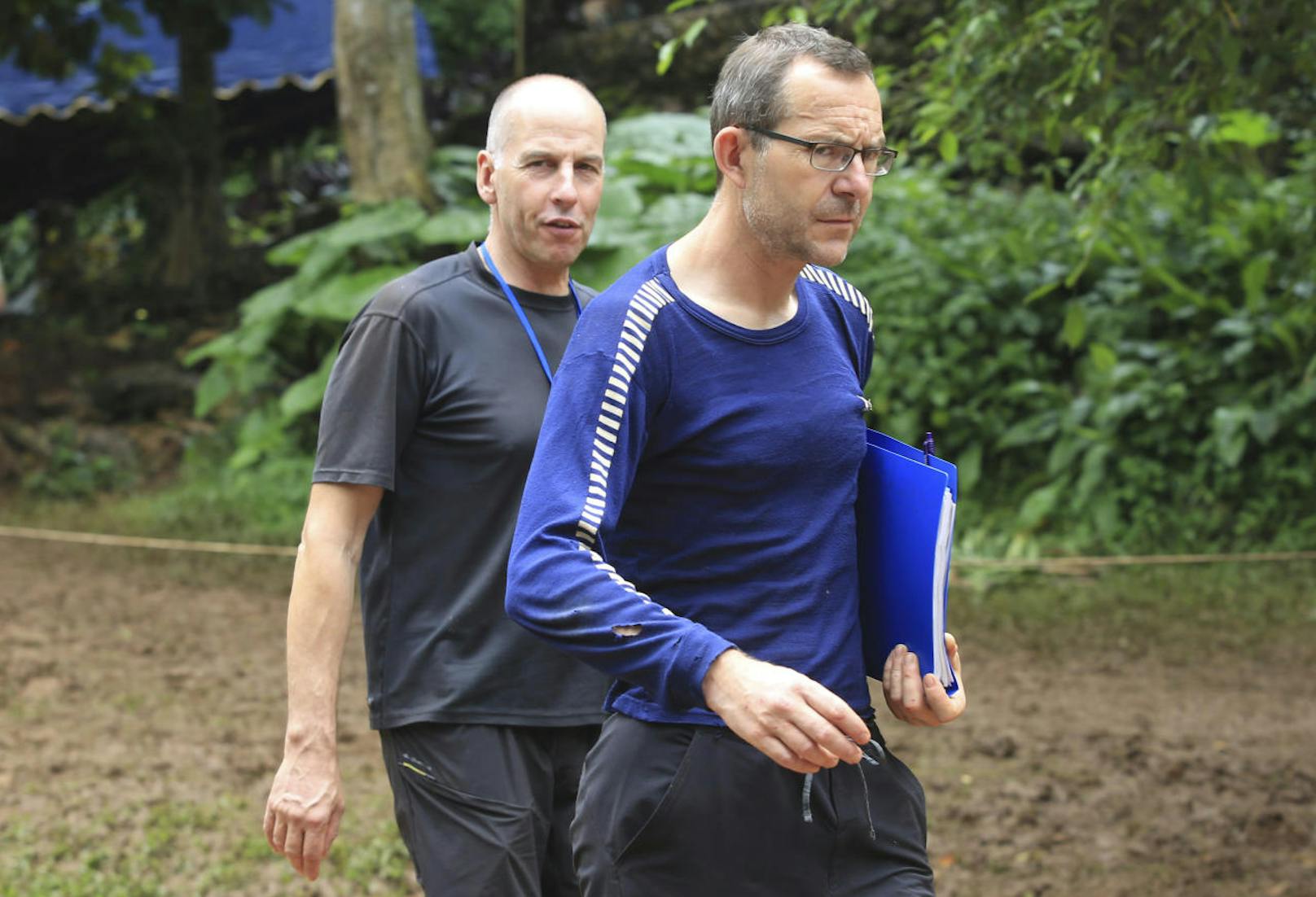 Die britischen Profi-Taucher Richard Stanton (links) und John Volanthen leiten die Rettungsaktion in Mae Sai in Thailand.