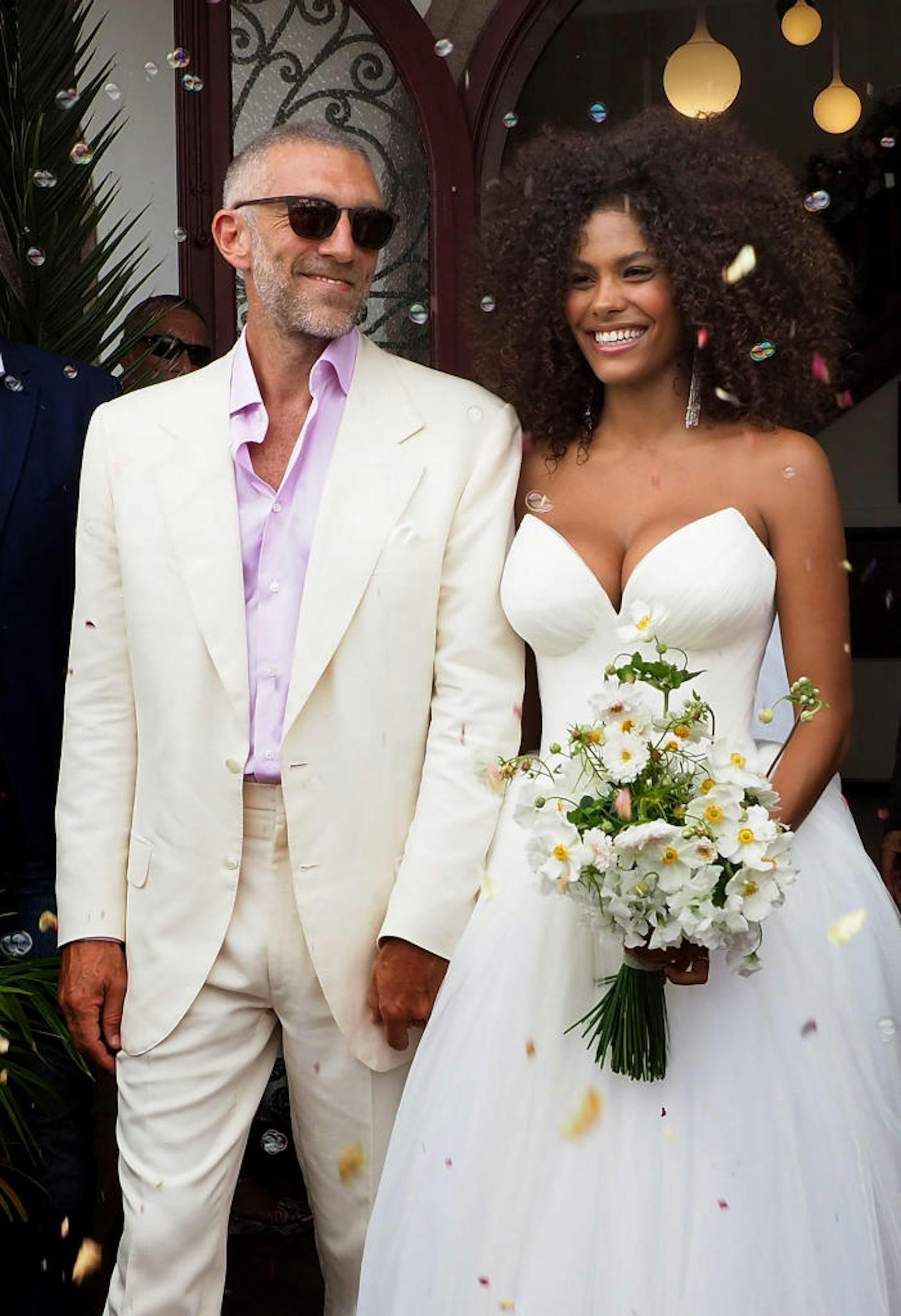 32 Jahre jünger und überglücklich: Vincent Cassel ("Oceans 12") heiratete am 24. August Model Tina Kunakey. Die beiden feierten in Bidart in Frankreich