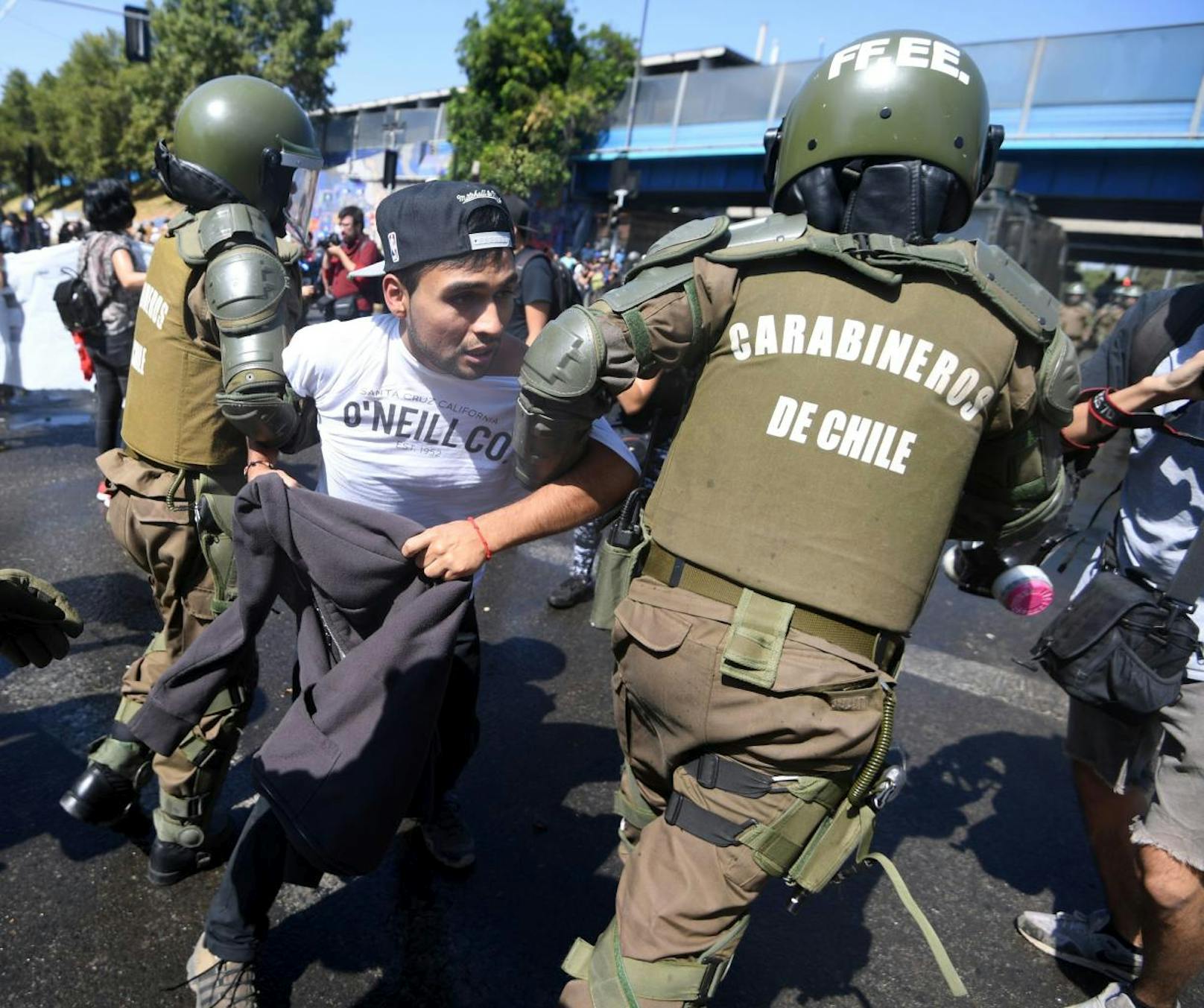 50 Festnahmen: Ein Mann wird bei den Protesten in Santiago überwältigt. (16. Jänner 2018)