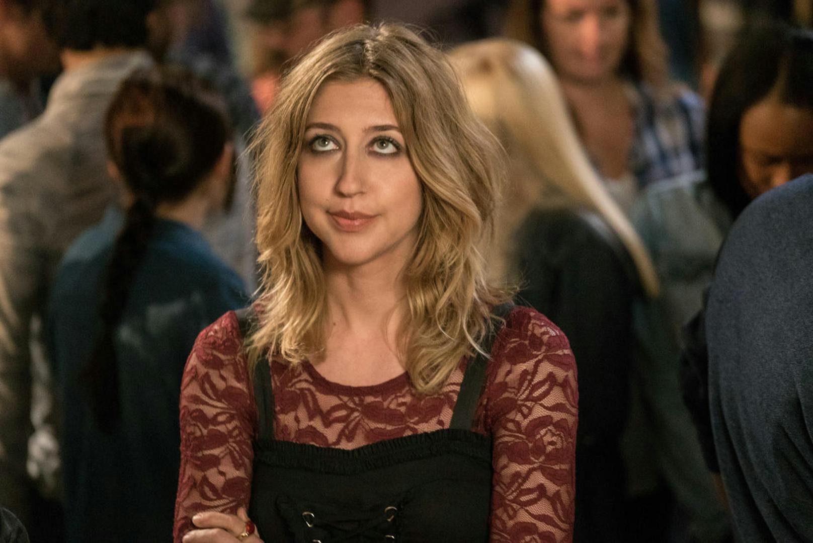 Heidi Gardner als Leonor in "How to Party with Mum"
