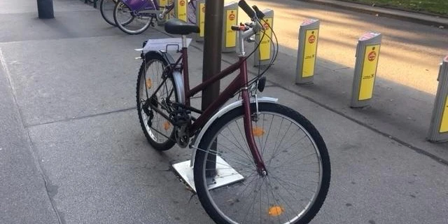<i>"Heute"</i>-Leser Timo A. entdeckte am Dienstagvormittag ein Nachricht auf einem Fahrrad, das an einen Fahnenmast vor dem Luxus-Einkaufszentrum (Wien-Innere Stadt) angekettet war.