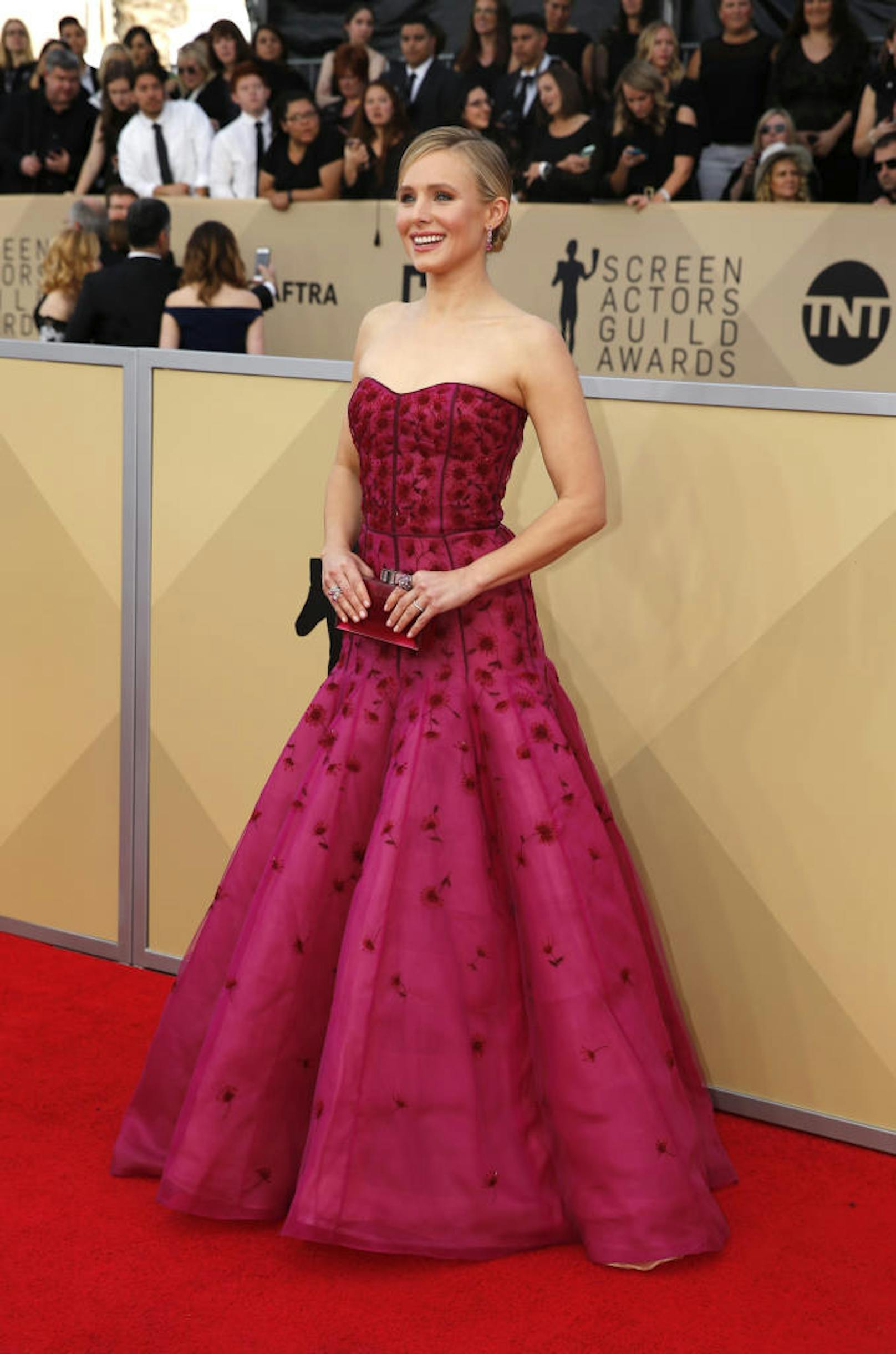 Grün war aber definitiv nicht die einzige Farbe, die am roten Teppich der SAG Awards 2018 zu sehen war. Die Gastgeberin des Abends <b>Kristen Bell </b>strahlte in Pink von J. Mendel und folgte damit dem wohl auffälligsten Trend der Preisverleihung.