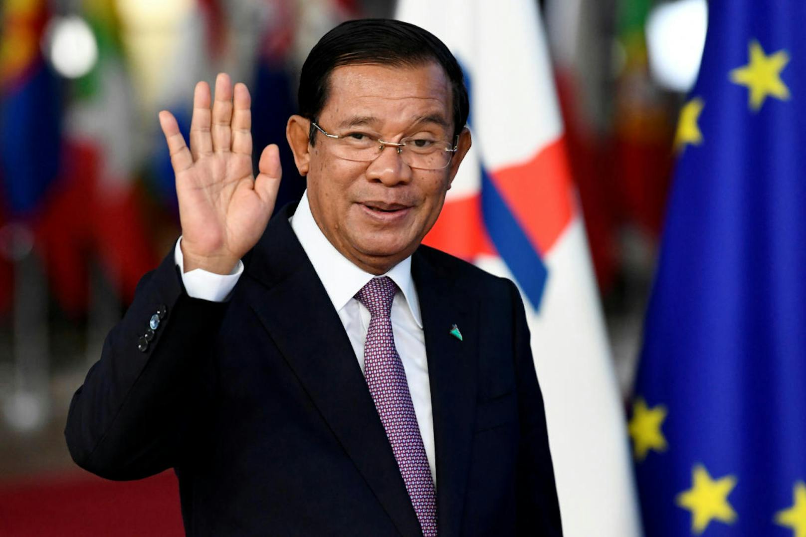 <b>Platz 9: Kambodscha</b>
In Kambodscha beträgt das durchschnittliche Jahreseinkommen 3.300 Euro. Premierminister Hun Sen verdient mit <b>25.500 Euro</b> das Achtfache davon.