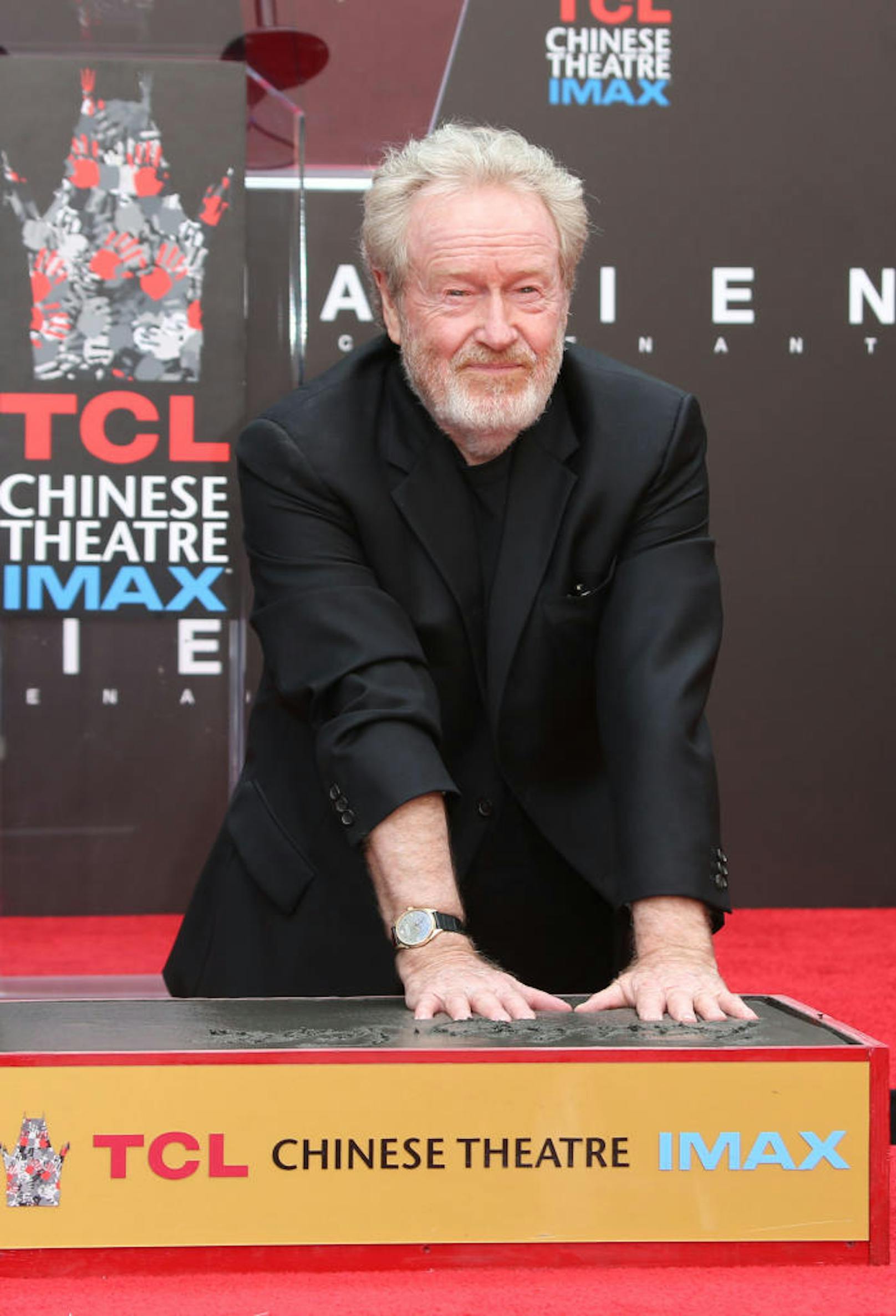 Sir Ridley Scott verewigt sich mit seinen Hand- & Fußabdrücken im Zement vor dem  TCL Chinese Theatrein LA 2017
