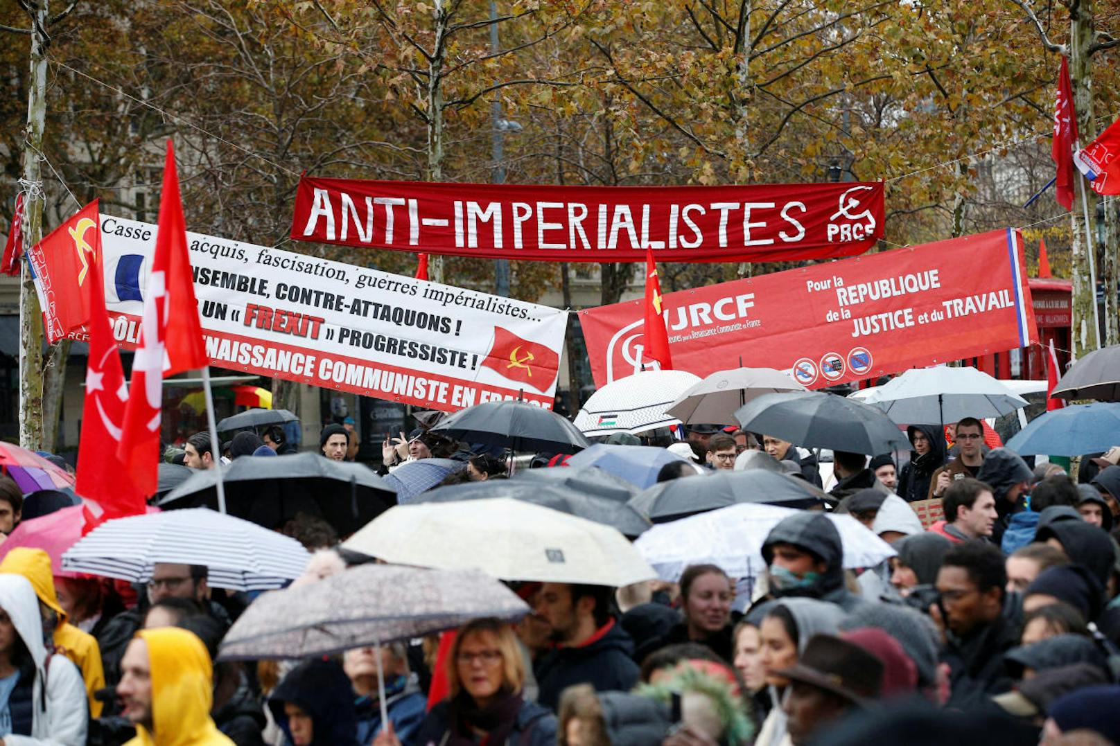 Die Kundgebung war von den Pariser Behörden bewilligt worden.