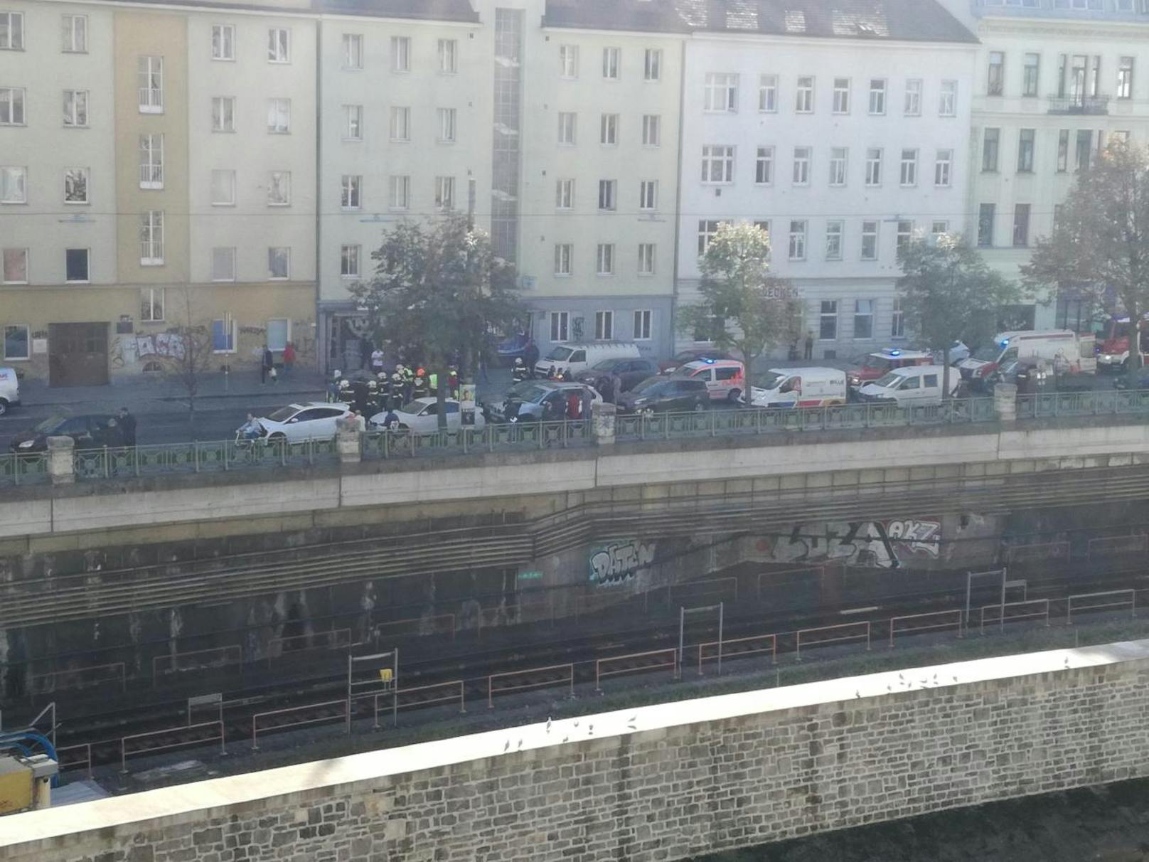 Zwei Pkw crashten auf der Schönbrunner Straße in Wien.