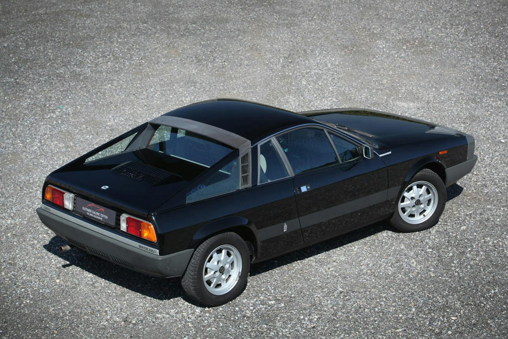 Weniger als 1,7 Meter misst der Lancia in der Breite, moderne Sportwagen sind deutlich grösser.