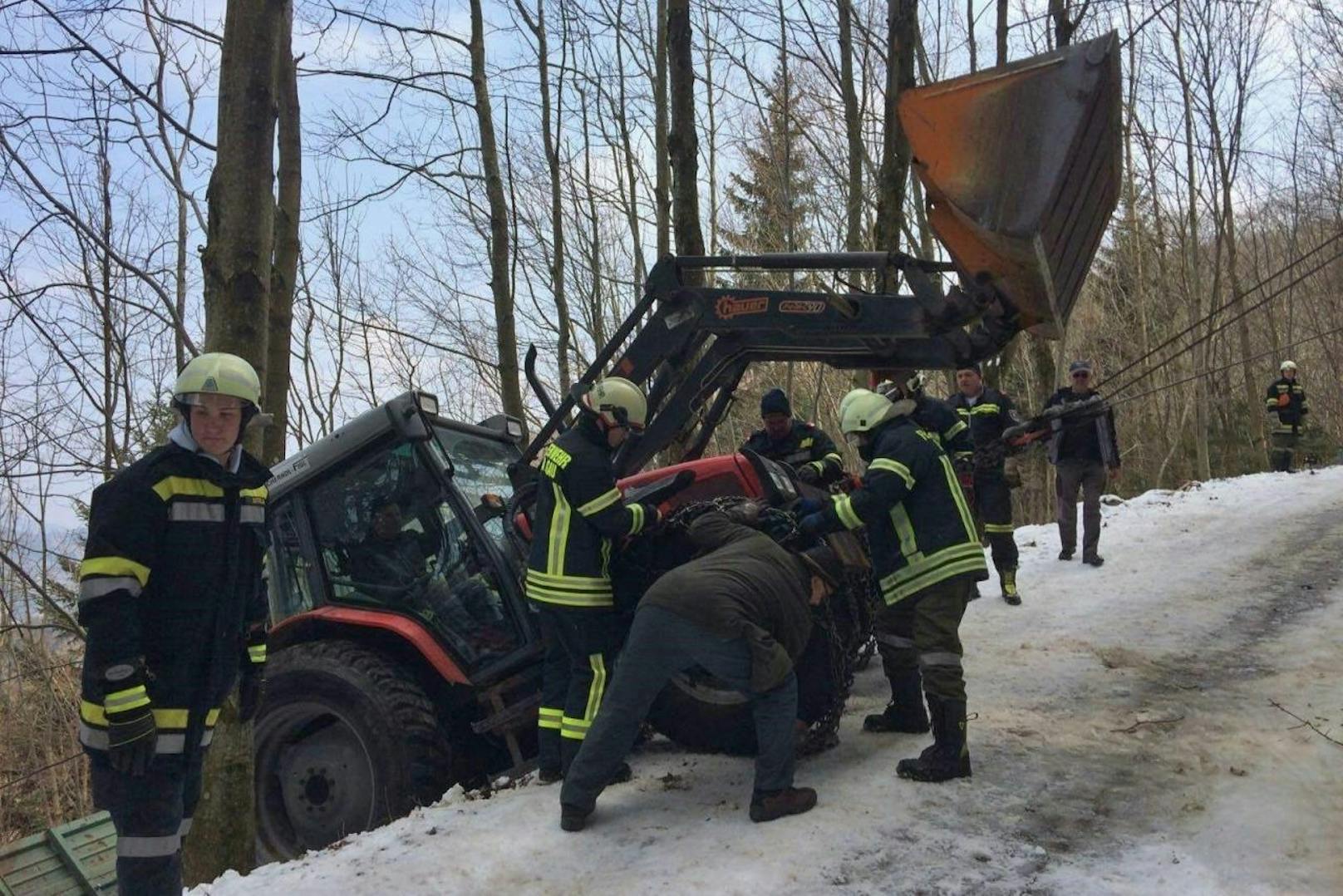 Die Feuerwehr barg den abgestürzten Traktor.
