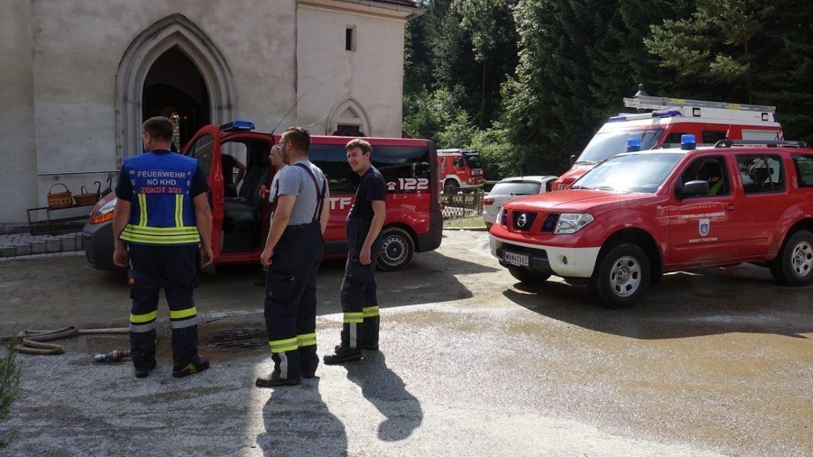 Feuerwehrsprecher Franz Resperger berichtete am Dienstagabend von 150 Einsatzstellen in den Bezirken Neunkirchen und Wiener Neustadt.