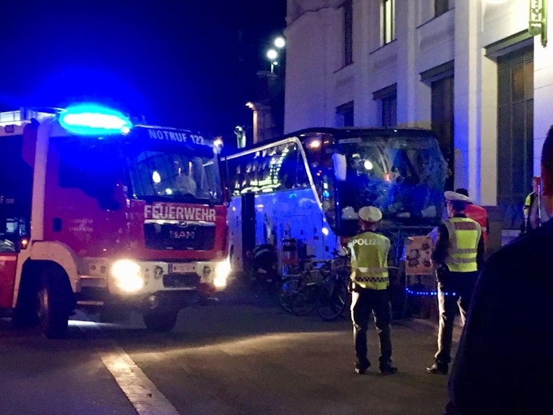Der Reisebus krachte in die Station Alser Straße.