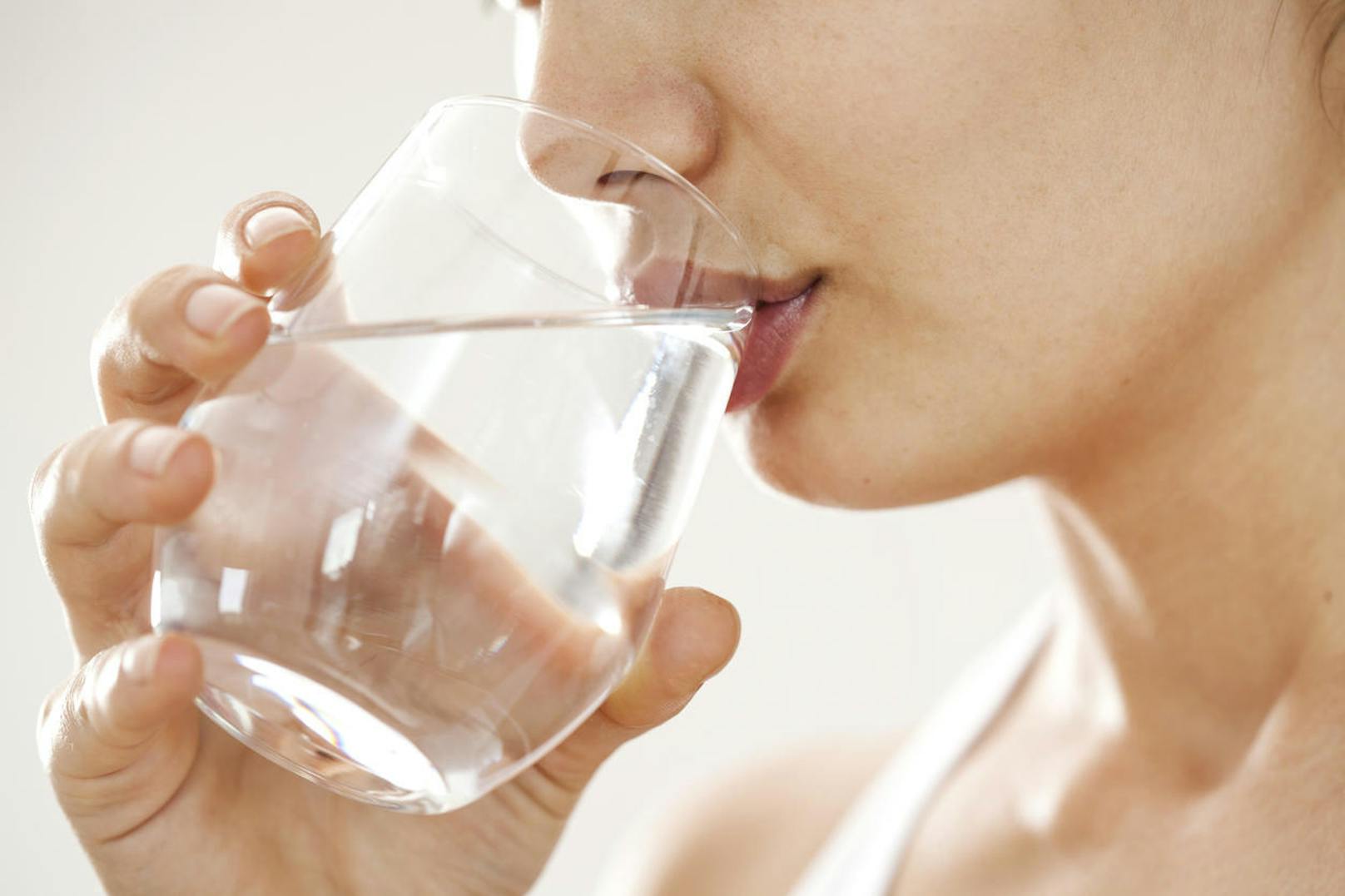 8 Gläser Wasser pro Tag sollte man konsumieren, so besagt die Faustregel. 