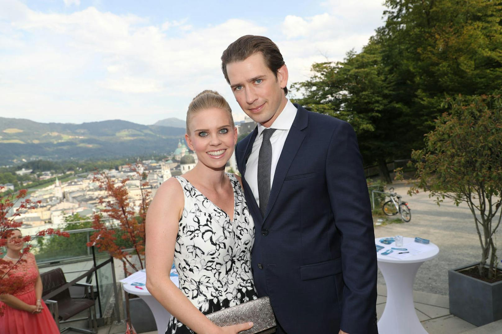 Bundeskanzler Sebastian Kurz mit Susanne Thier vor der Kulisse der Stadt Salzburg