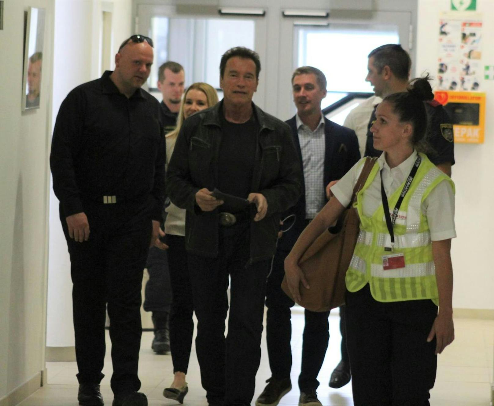 ... sondern Schwarzenegger bei seiner Ankunft am Flughafen Wien. 