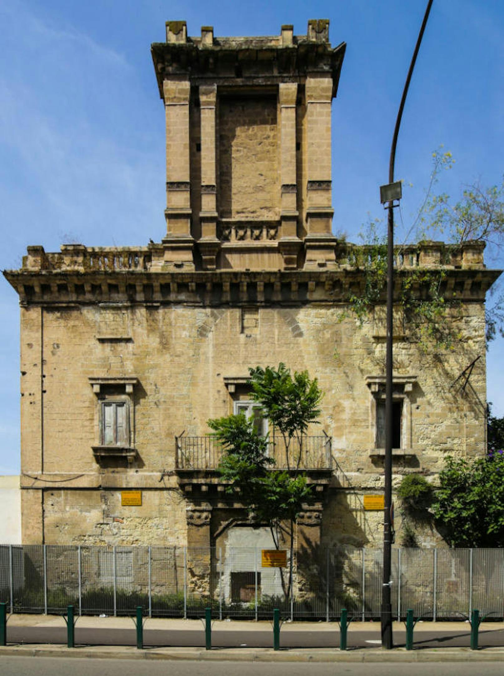 <b>La Torre d'Ayala</b>
In Taranto, in der Region Apulien, befindet sich dieser Turm. Er wurde als Sommerresidenz während der französischen Besatzung gebaut und gehört seit 1938 der italienischen Regierung. Er hat 4200 Quadratmeter.