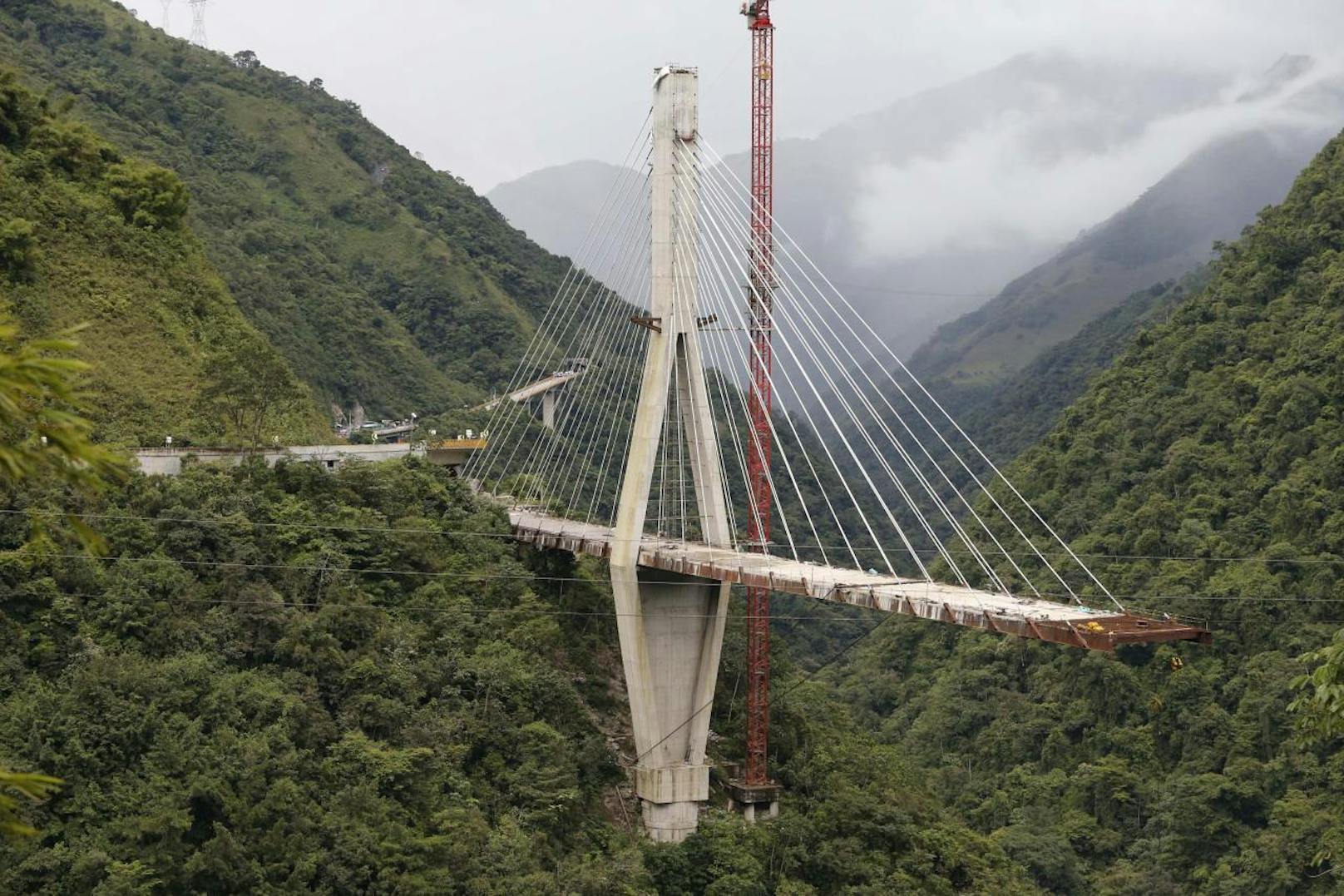 Nach der tödlichen Katastrophe im Jänner wurde jetzt der Rest der Chirajara-Brücke gesprengt (11. Juli 2018).